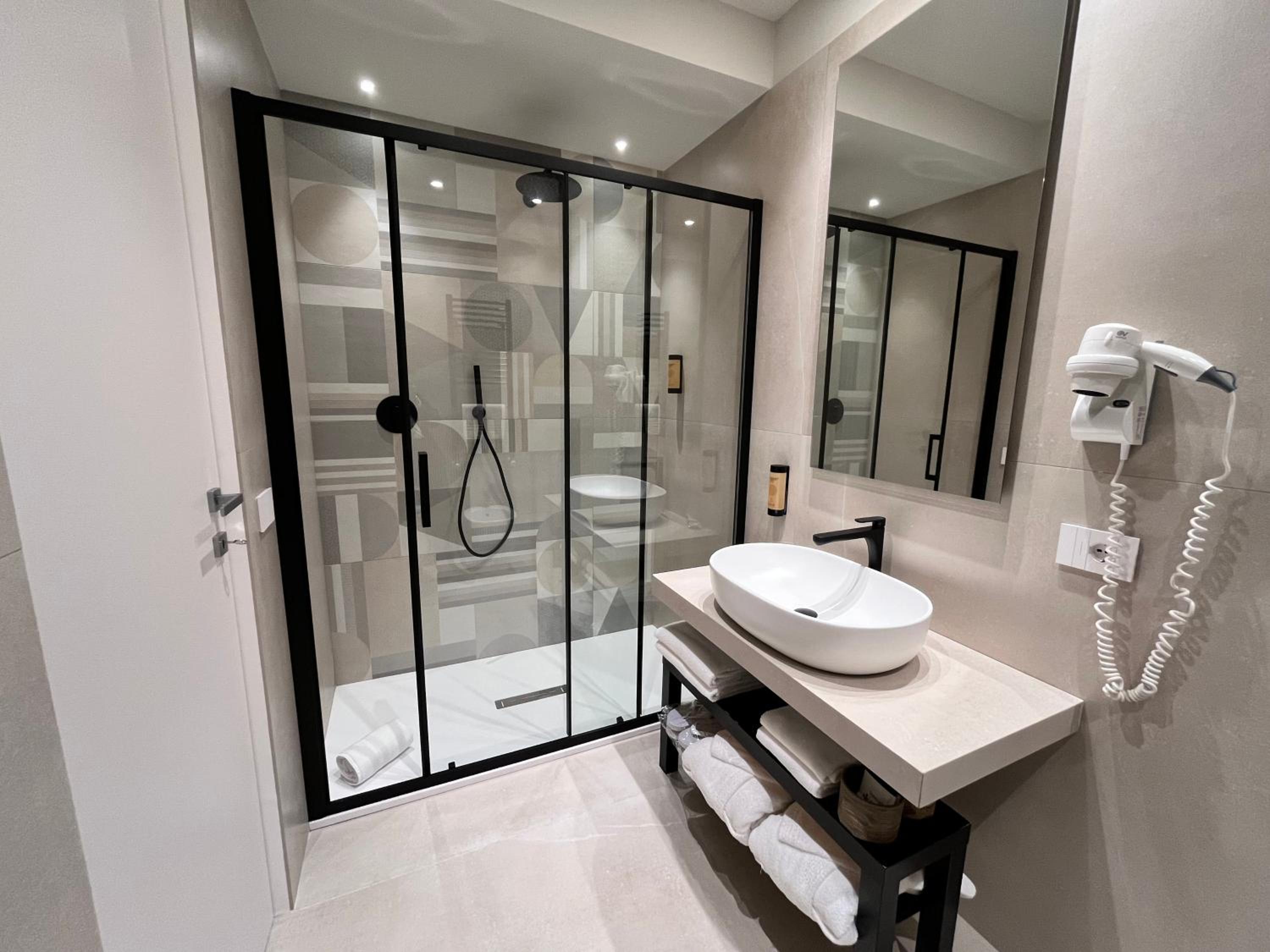 Deluxe King Room - Photo 4