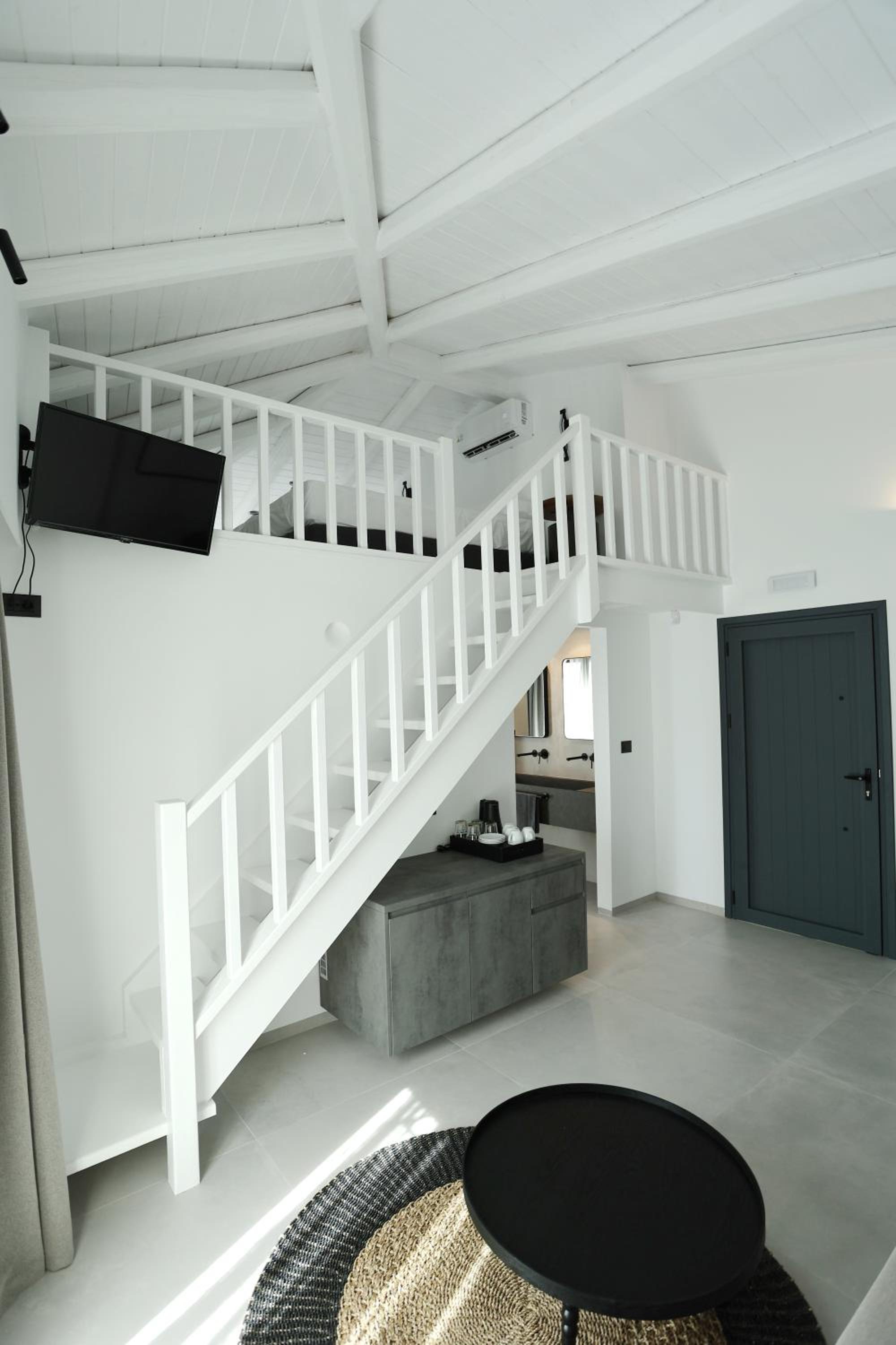 Grand Suite with Loft and Pool View - Photo 2