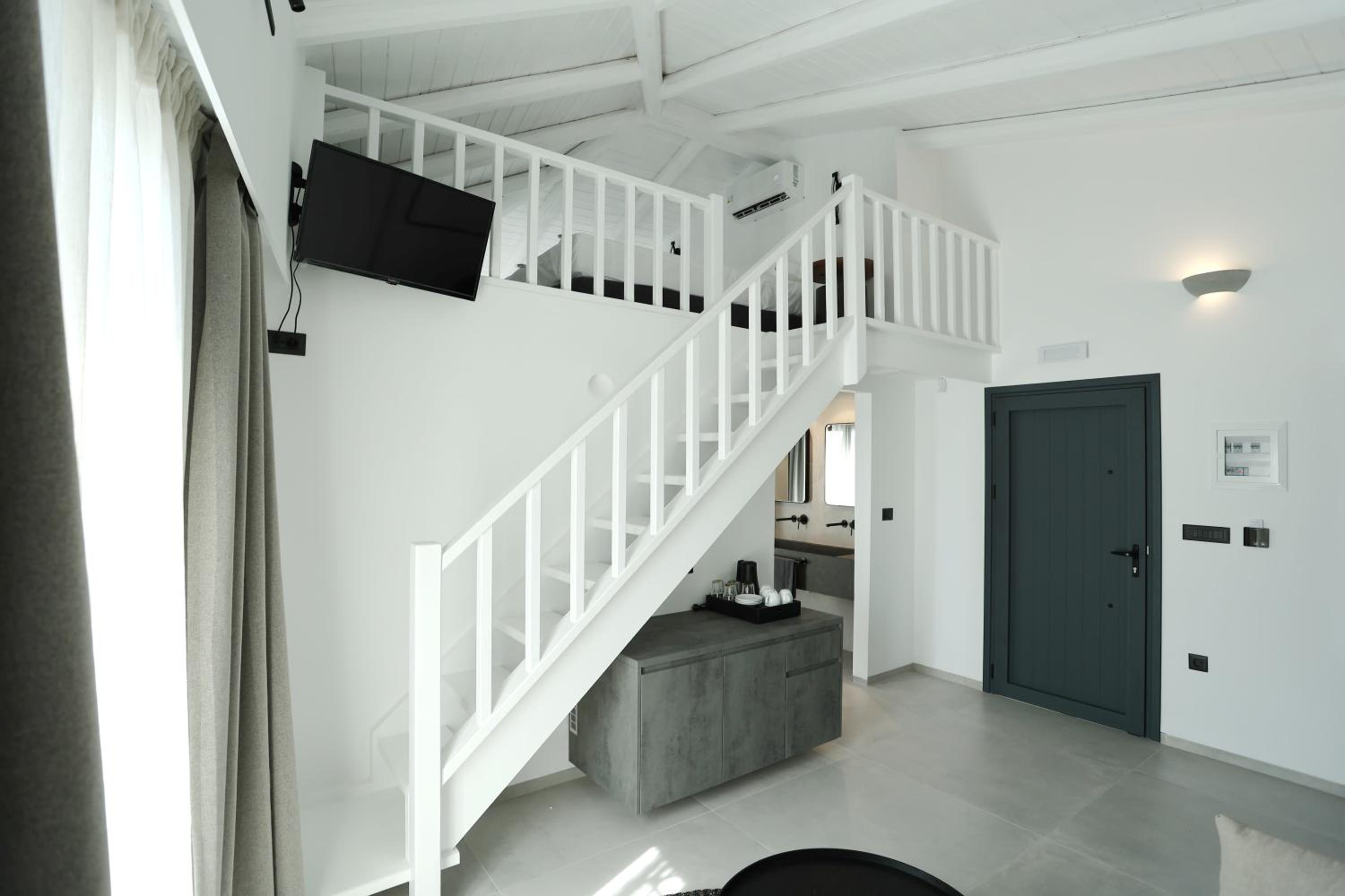 Grand Suite with Loft and Pool View - Photo 7