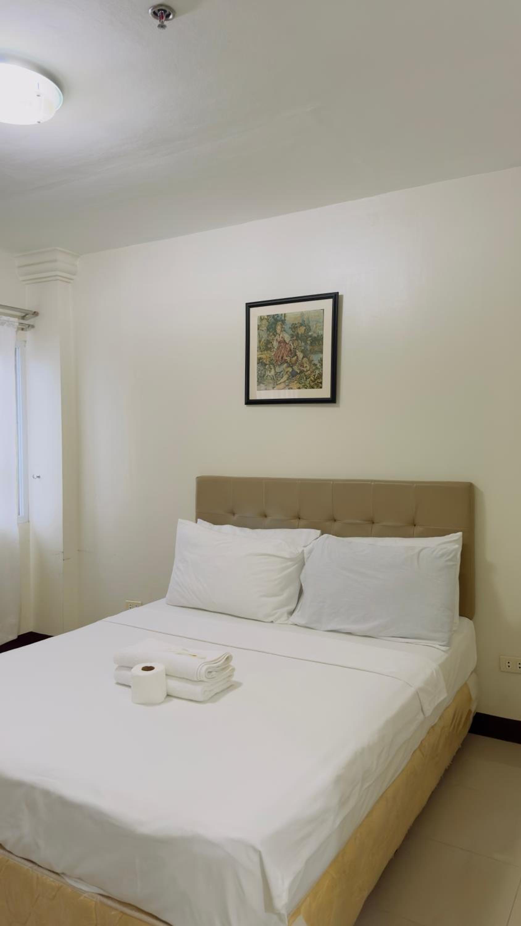 Queen Room photo 2