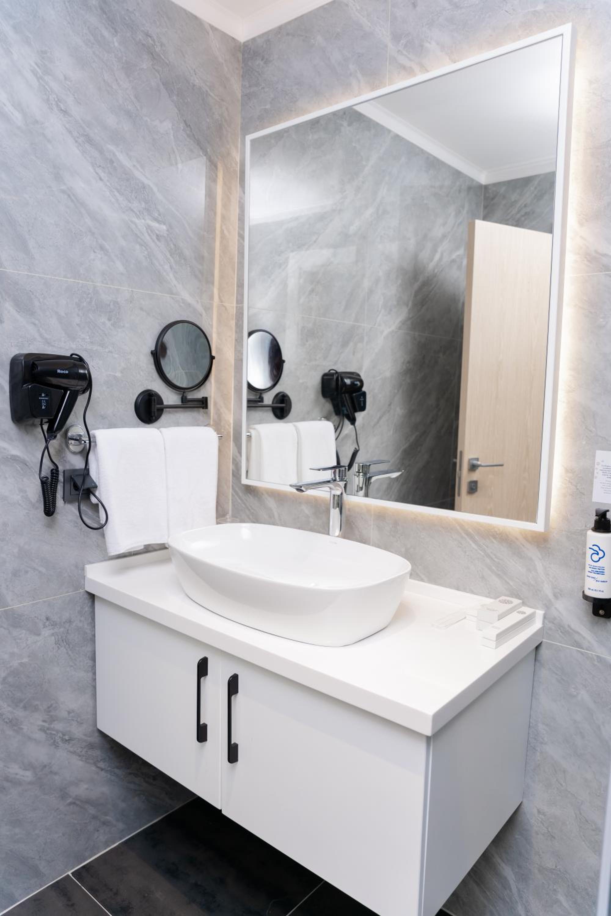 Executive Suite - Photo 5