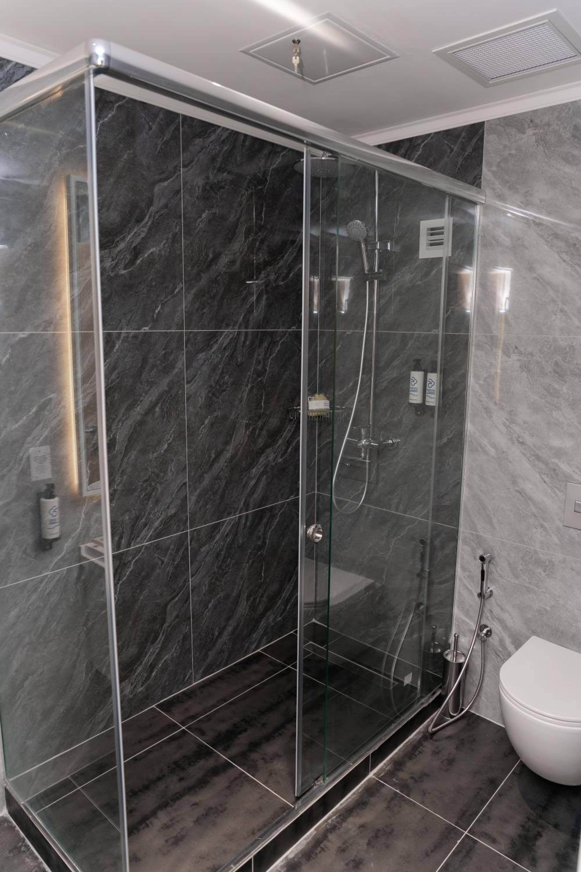 Executive Suite - Photo 6