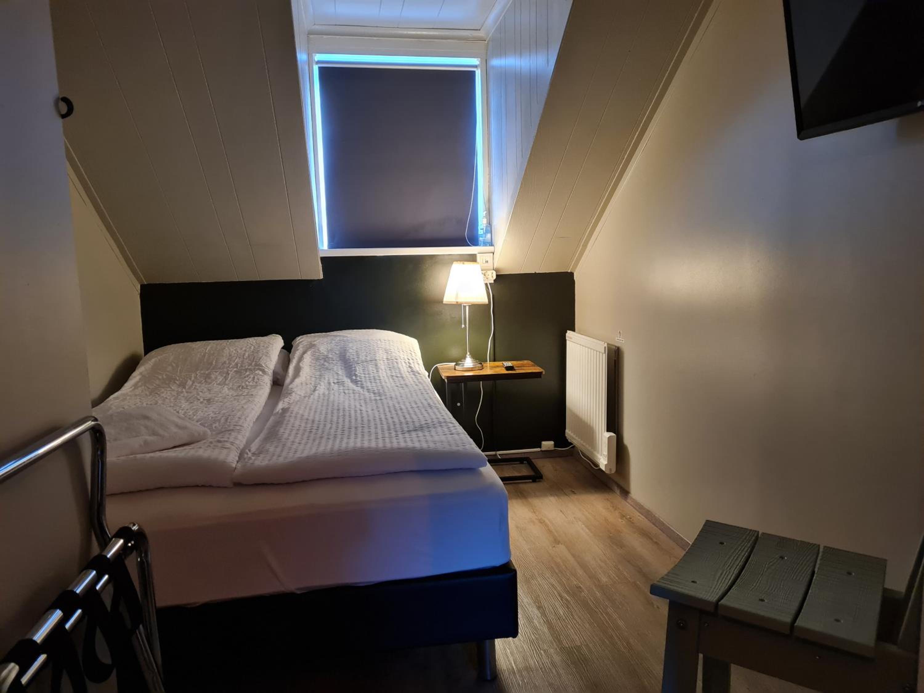 Small Double Room with Shared Bathroom photo 2