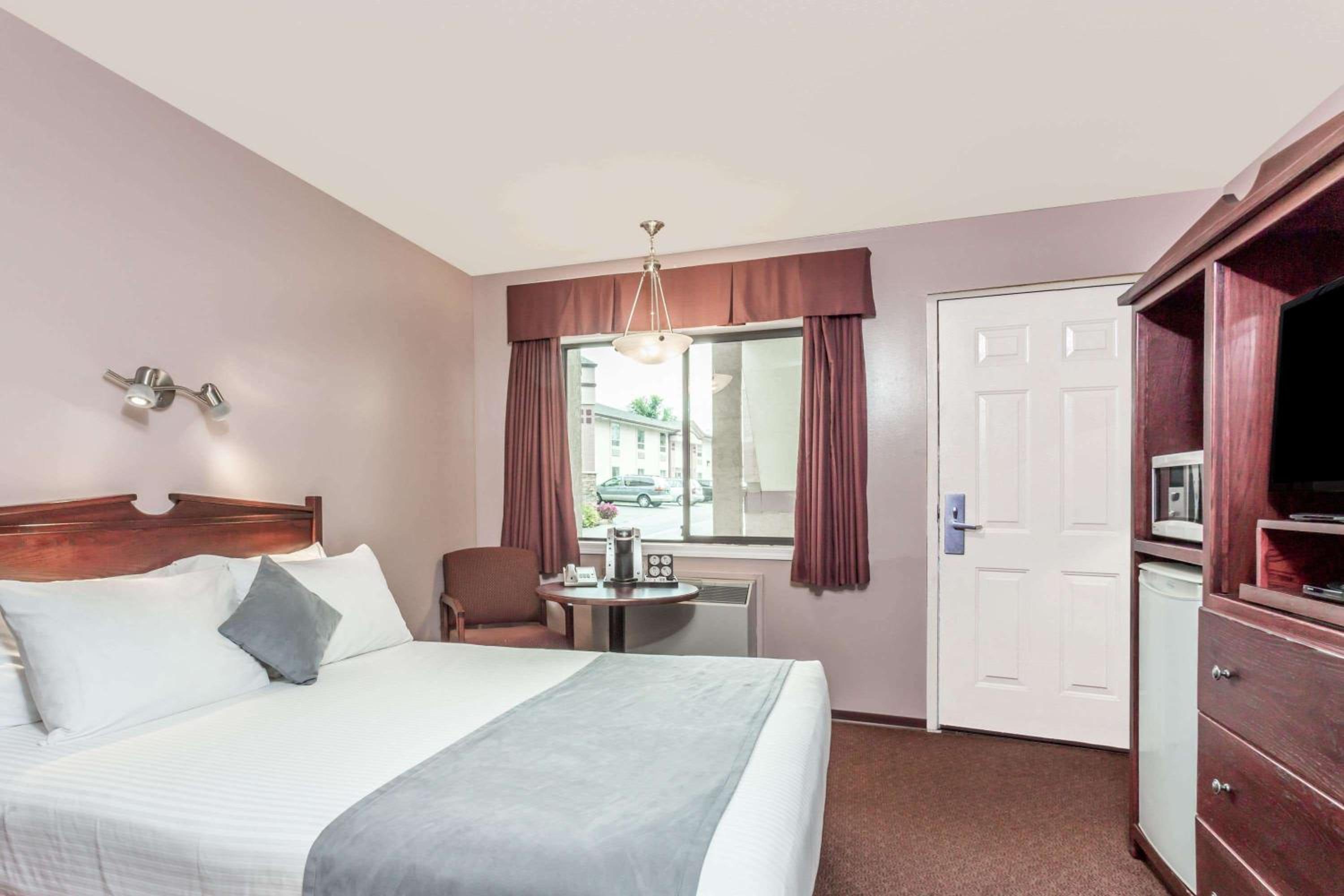 Queen Room - Pet Friendly/Smoking