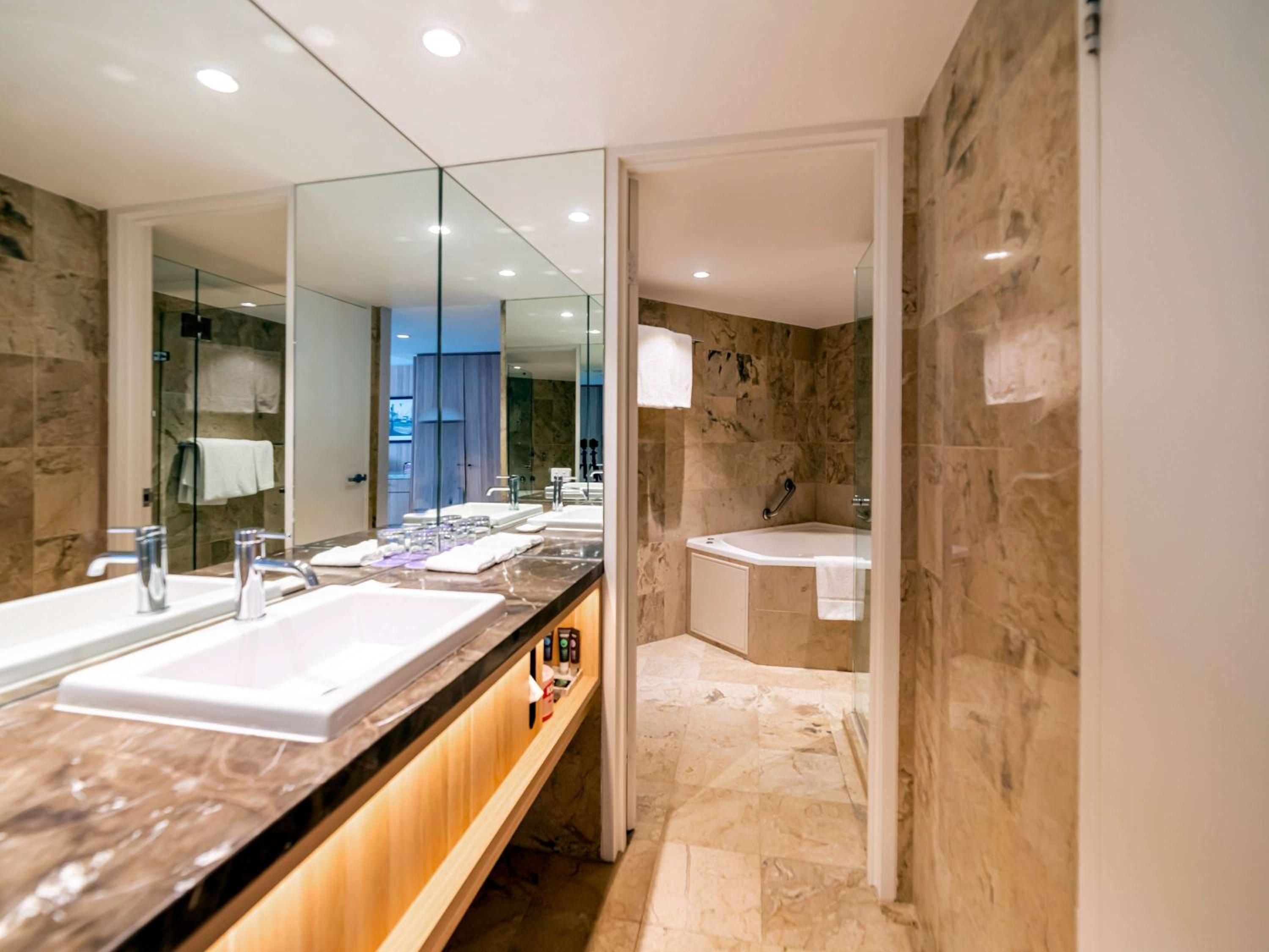 Junior King Suite with Bath and Bay View thumbnail 6