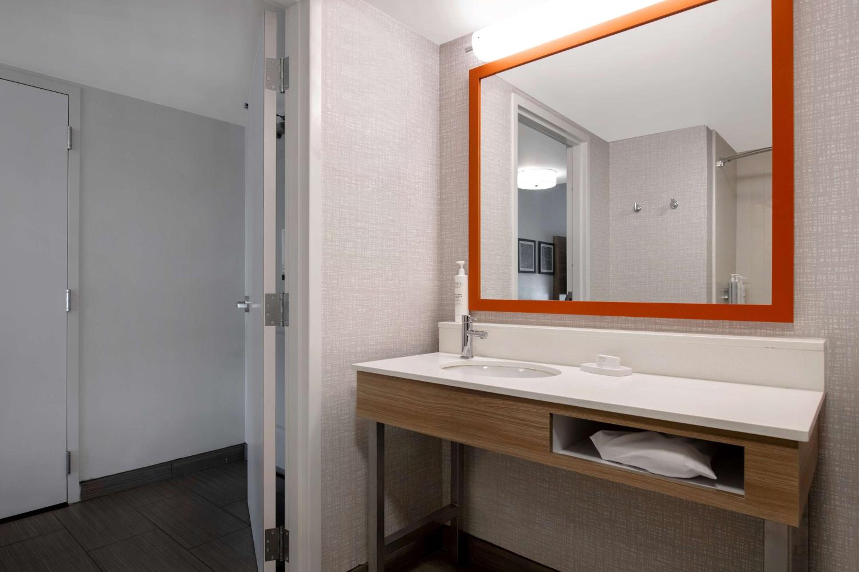 King Room - Mobility Access/Non-Smoking - Photo 13