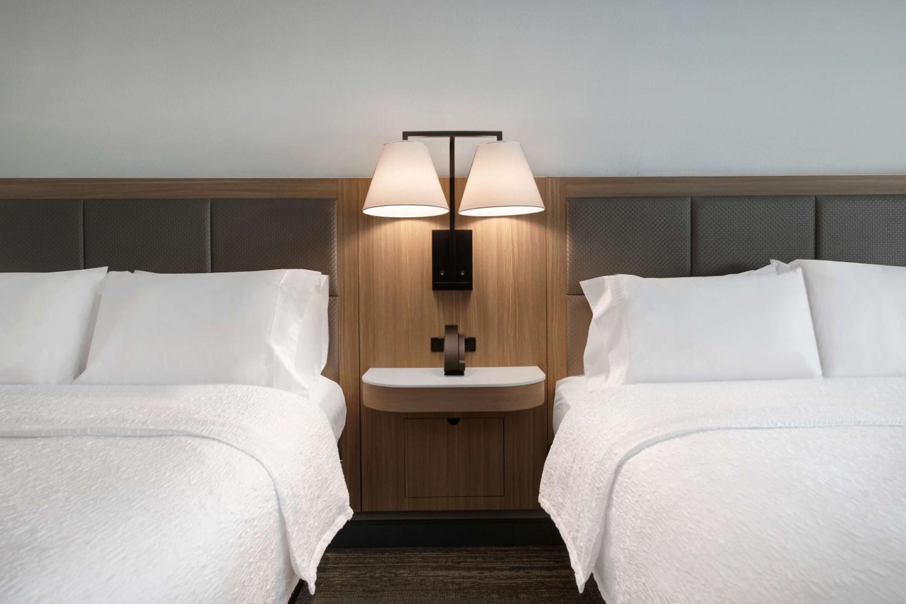 Room with Two Queen Beds - Non-Smoking - Photo 5