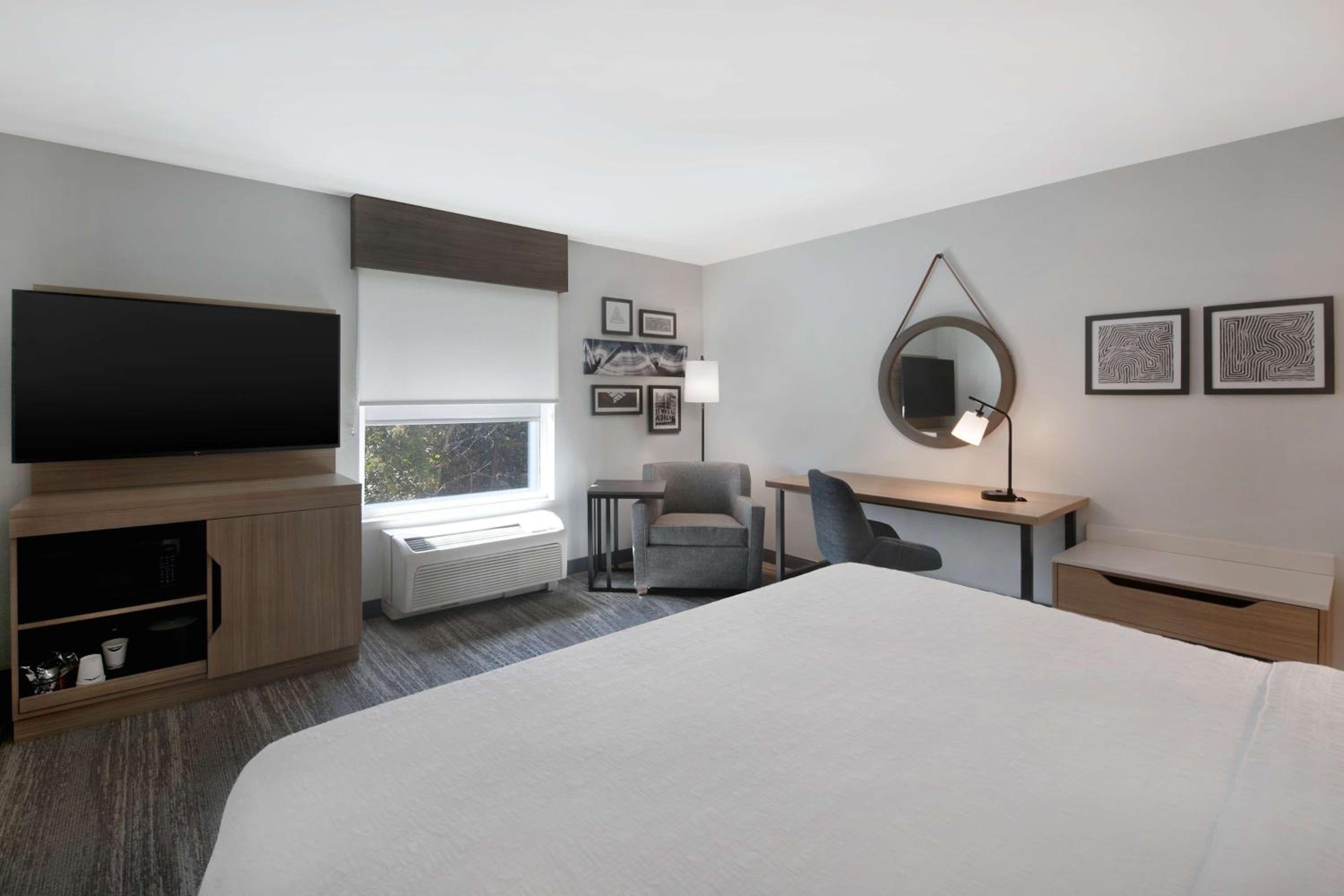 King Room with King Bed - Non-Smoking - Photo 3