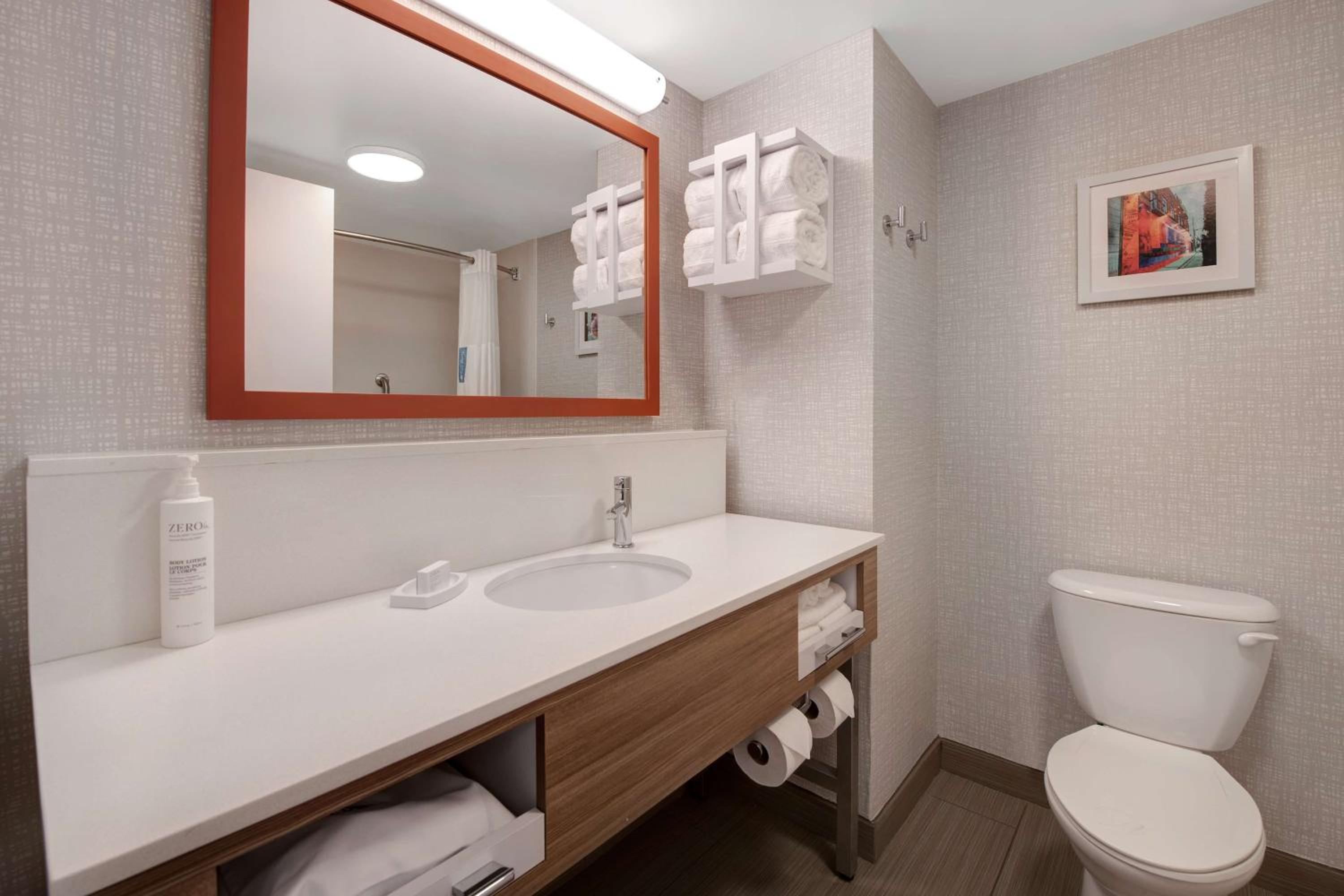 Room with Two Queen Beds - Non-Smoking - Photo 12