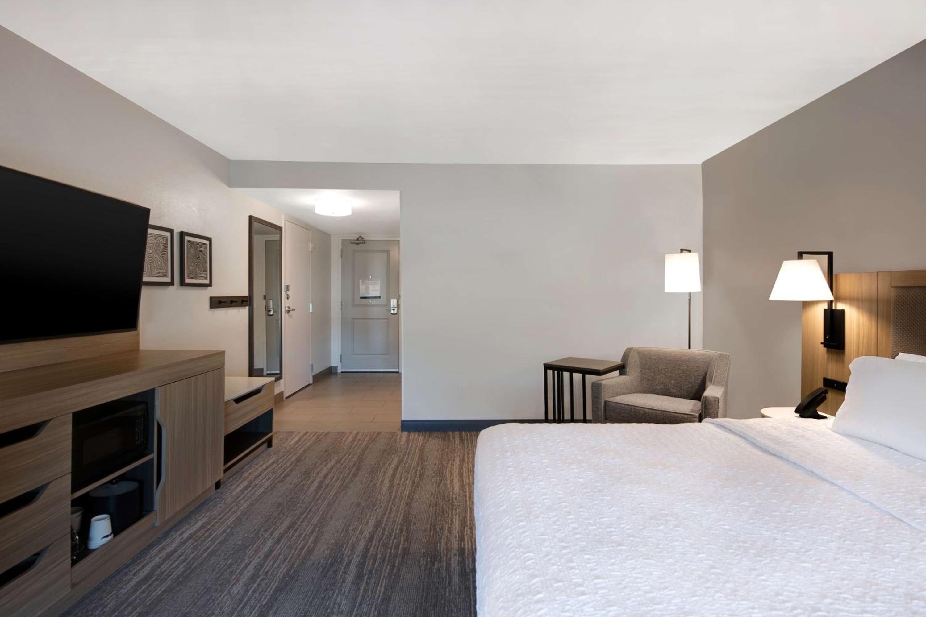 King Room - Mobility Access/Non-Smoking - Photo 11
