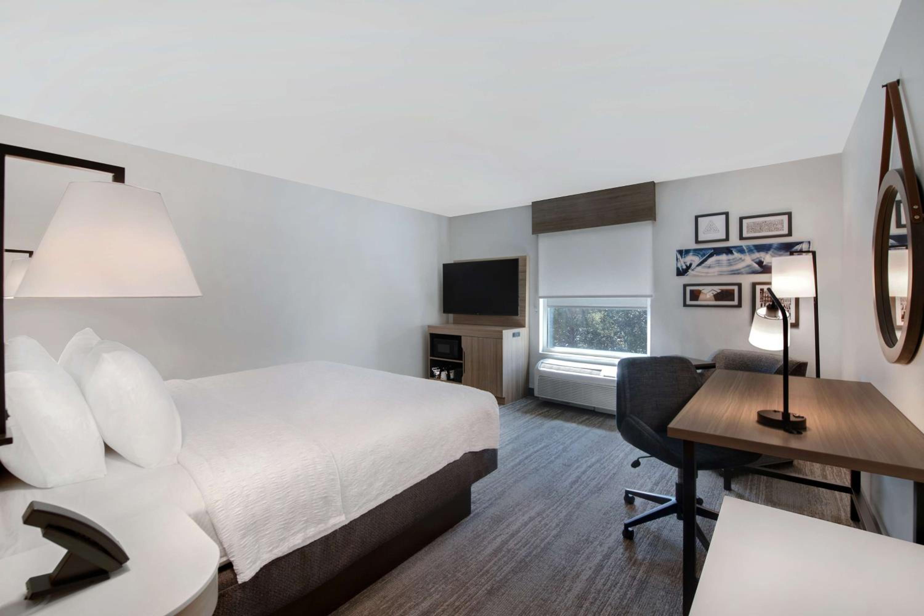 King Room with King Bed - Non-Smoking - Photo 5