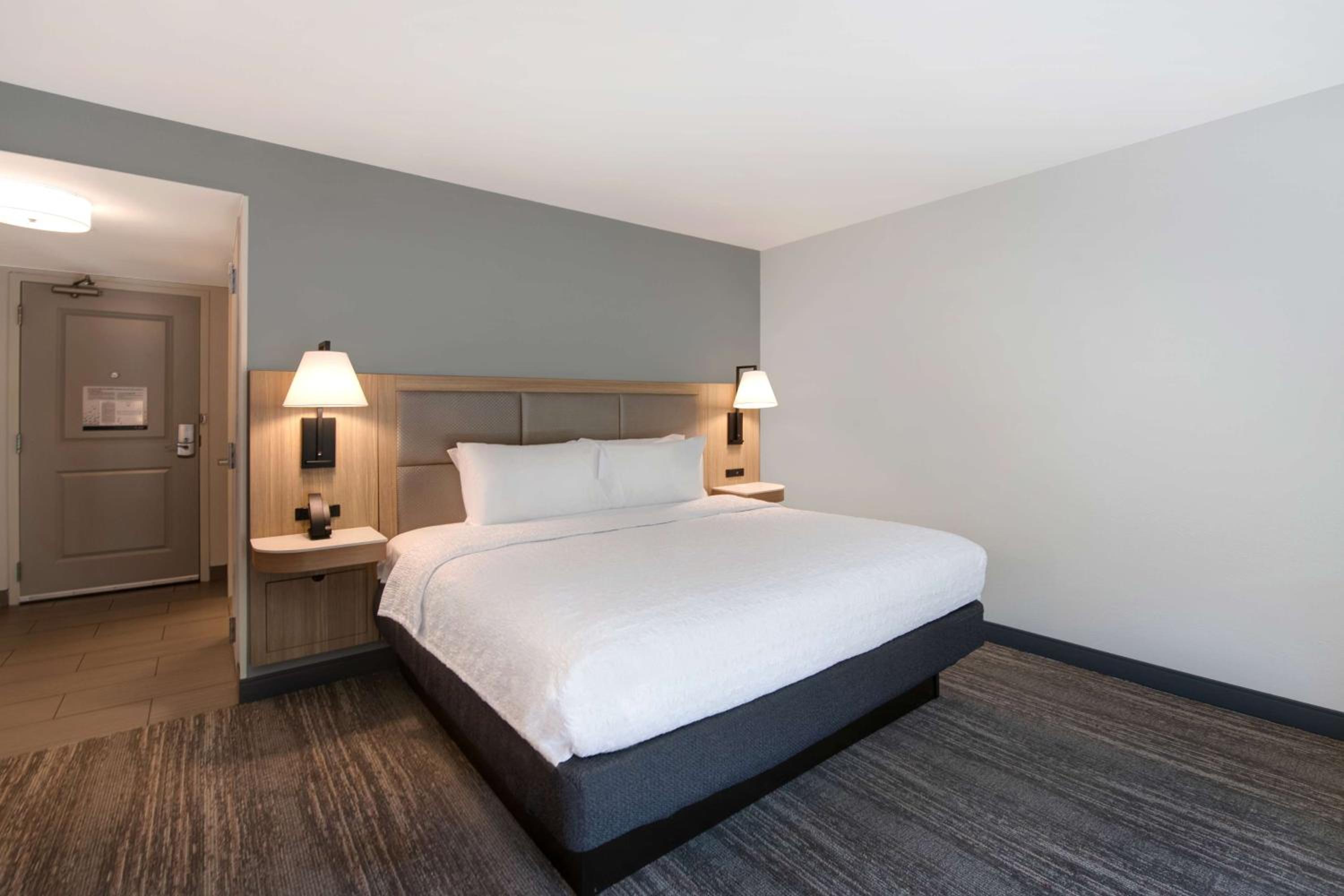 King Room with King Bed - Non-Smoking - Photo 7