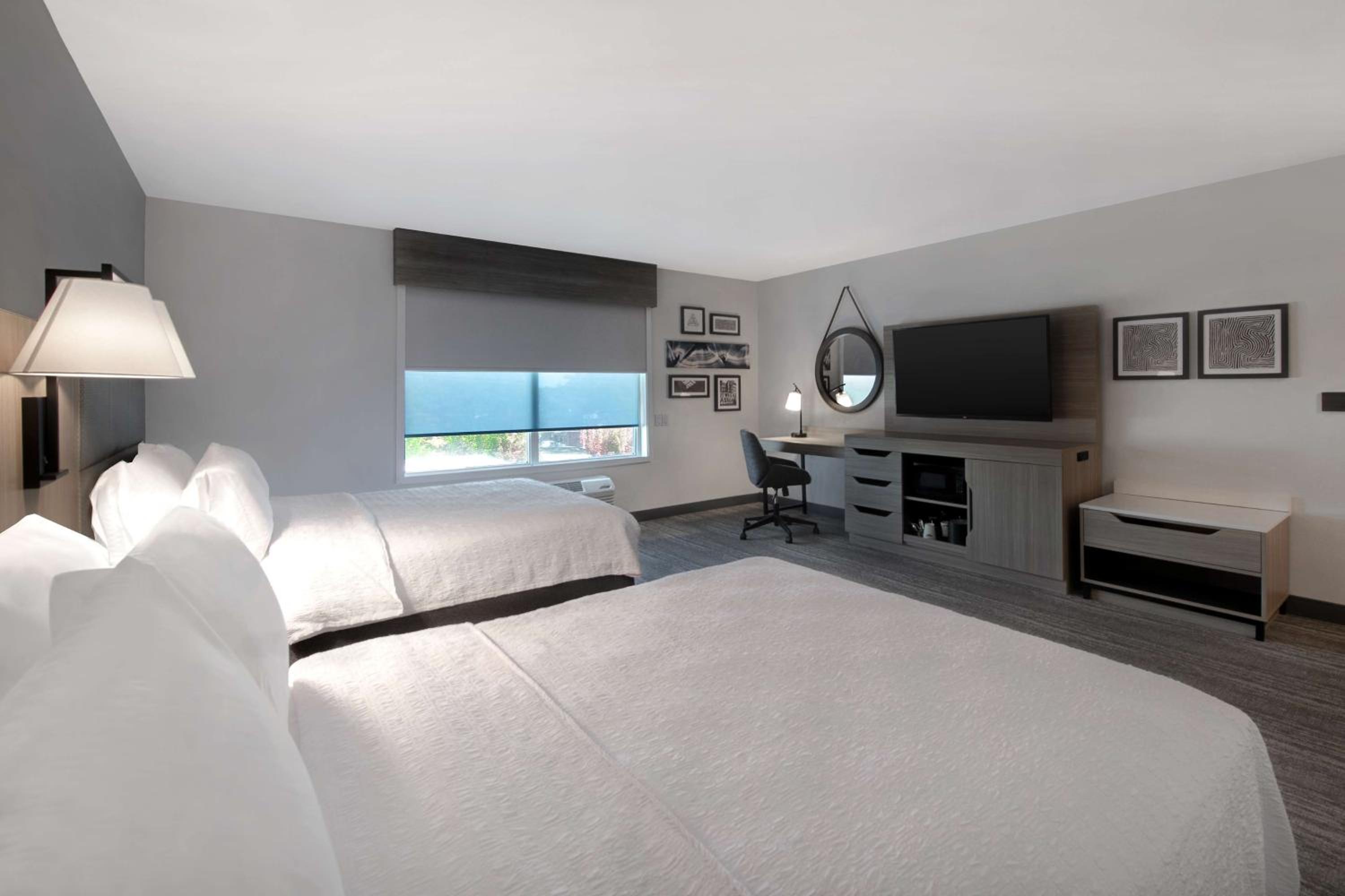 Queen Room with Two Queen Beds - Mobility Access/Non-Smoking - Photo 4