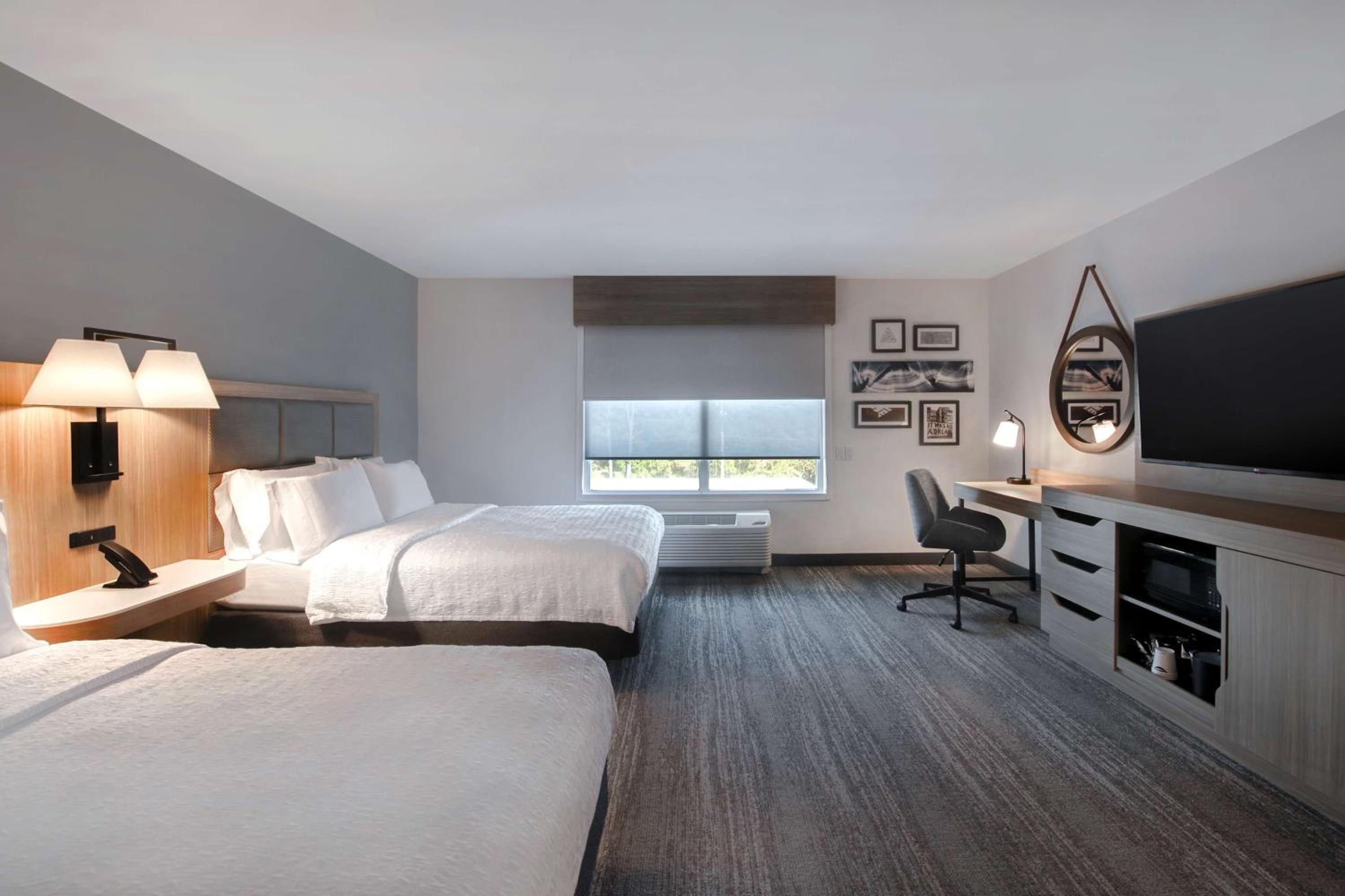 Queen Room with Two Queen Beds - Mobility Access/Non-Smoking - Photo 2