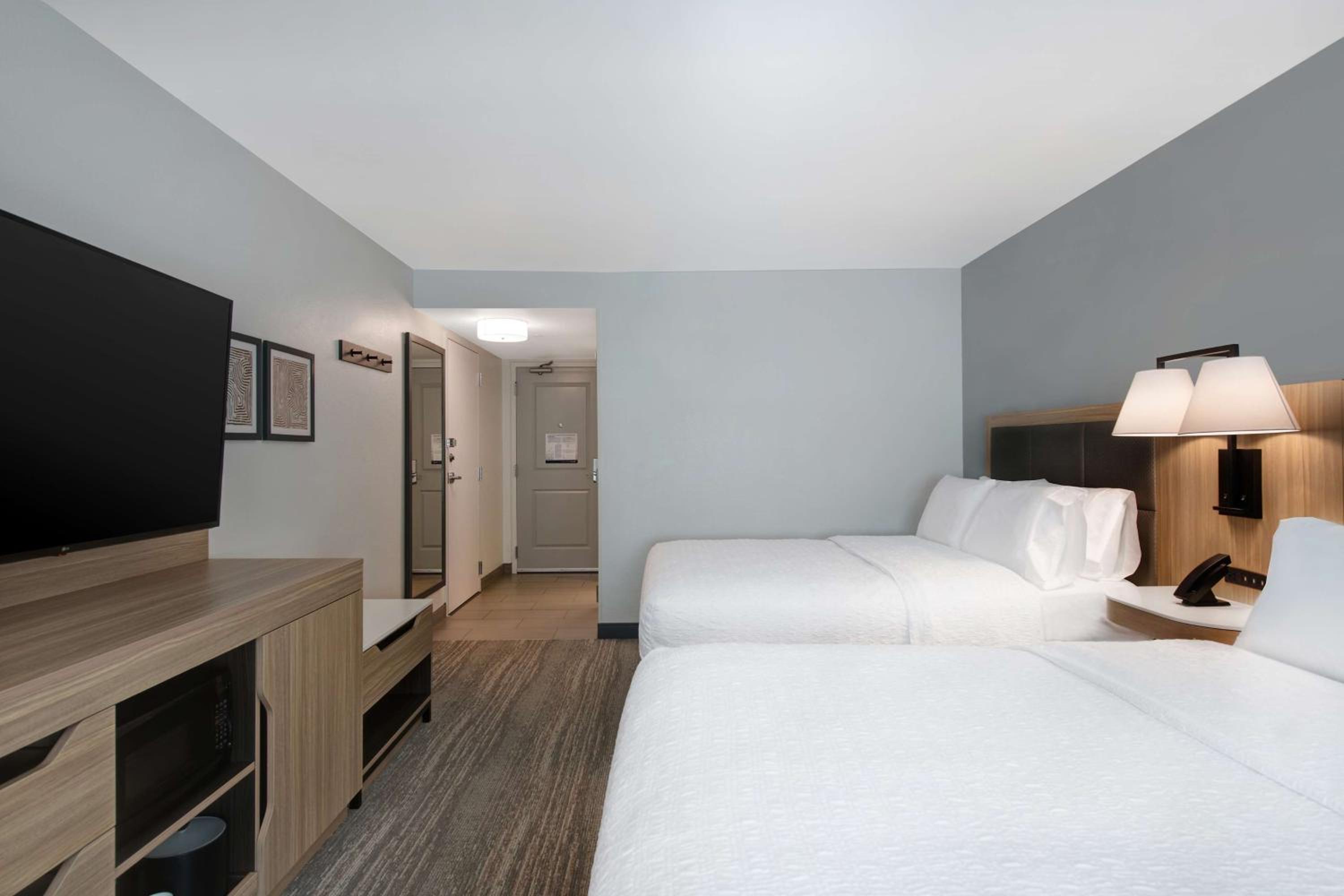 Room with Two Queen Beds - Non-Smoking - Photo 9