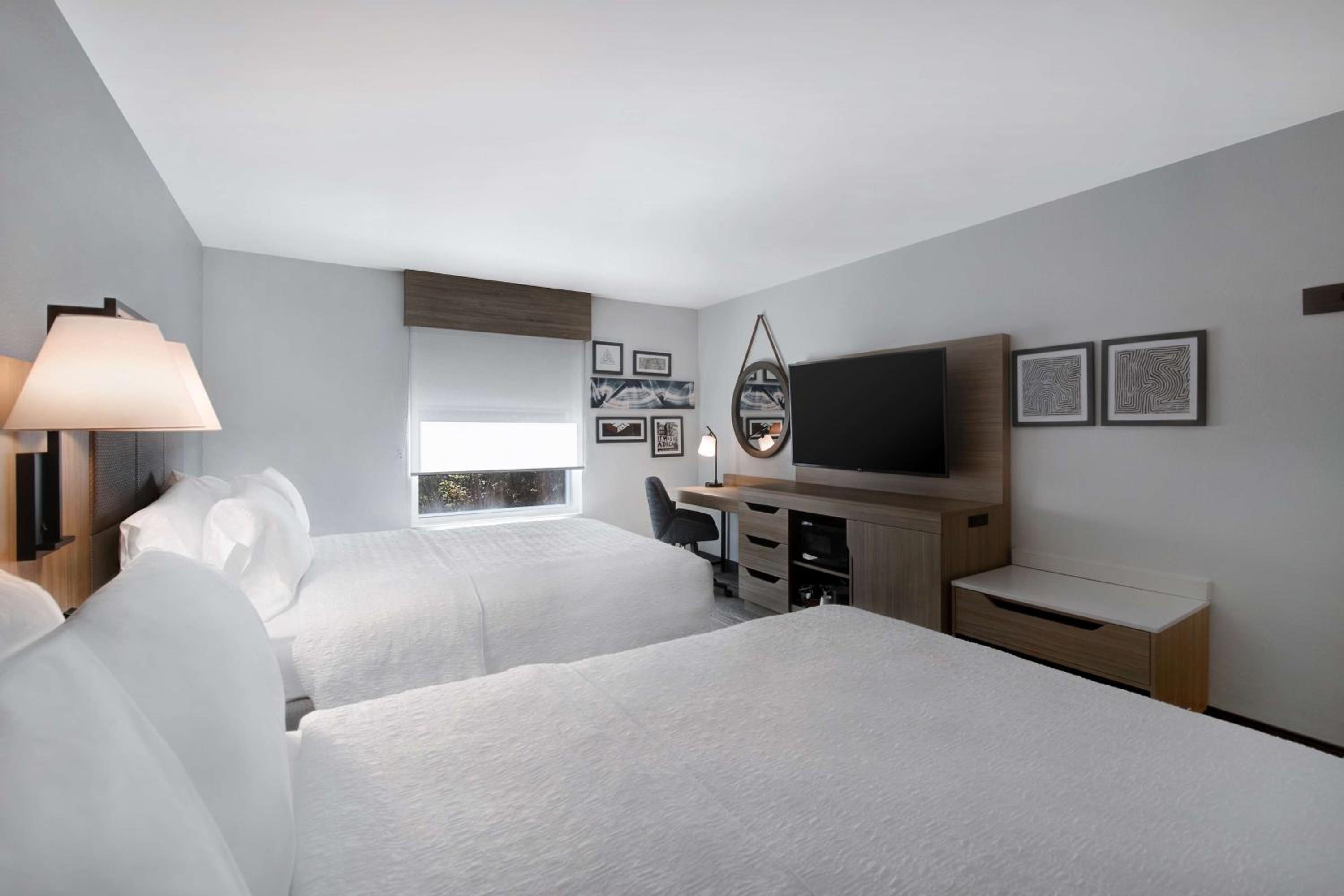Room with Two Queen Beds - Non-Smoking - Photo 8