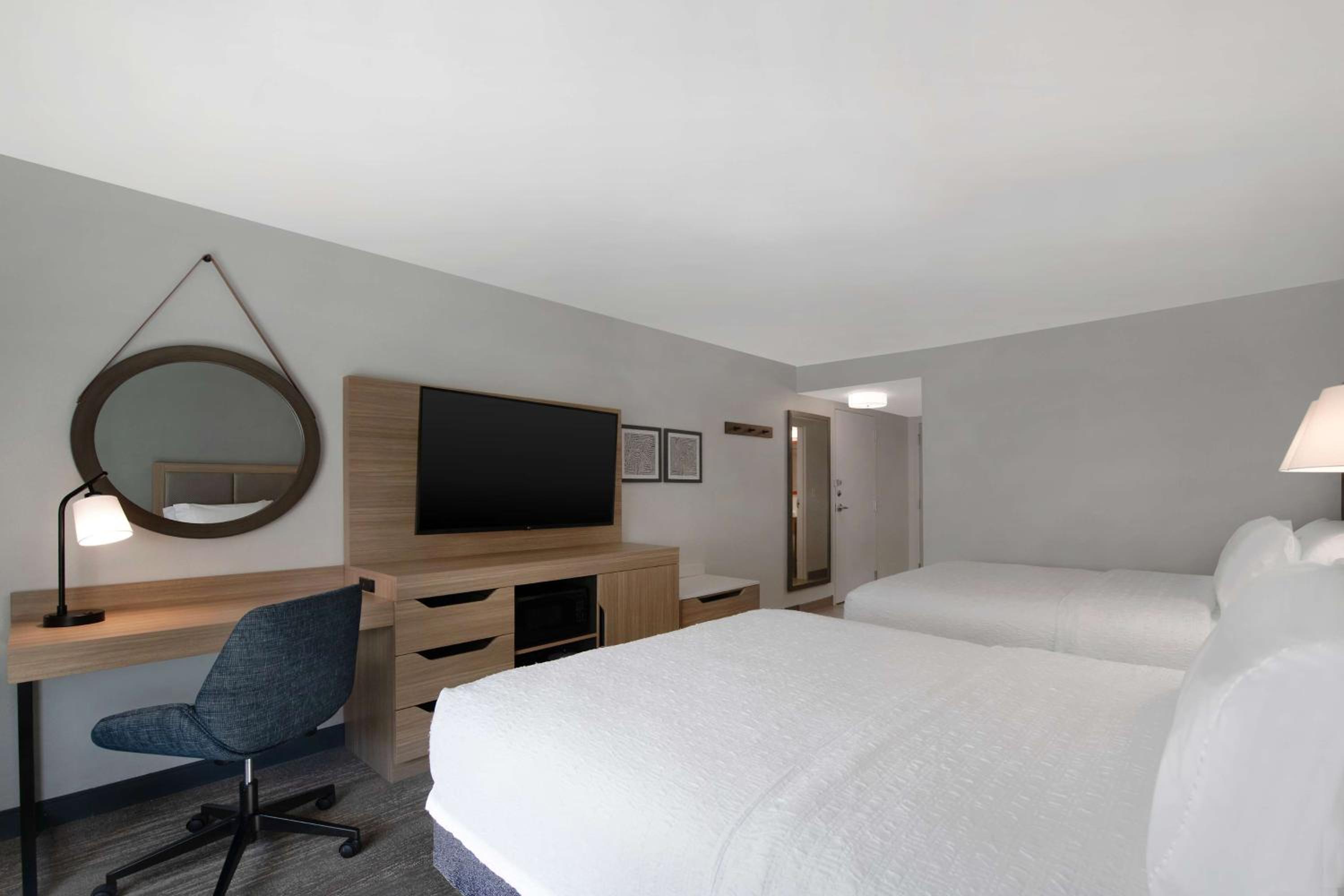Room with Two Queen Beds - Non-Smoking - Photo 7