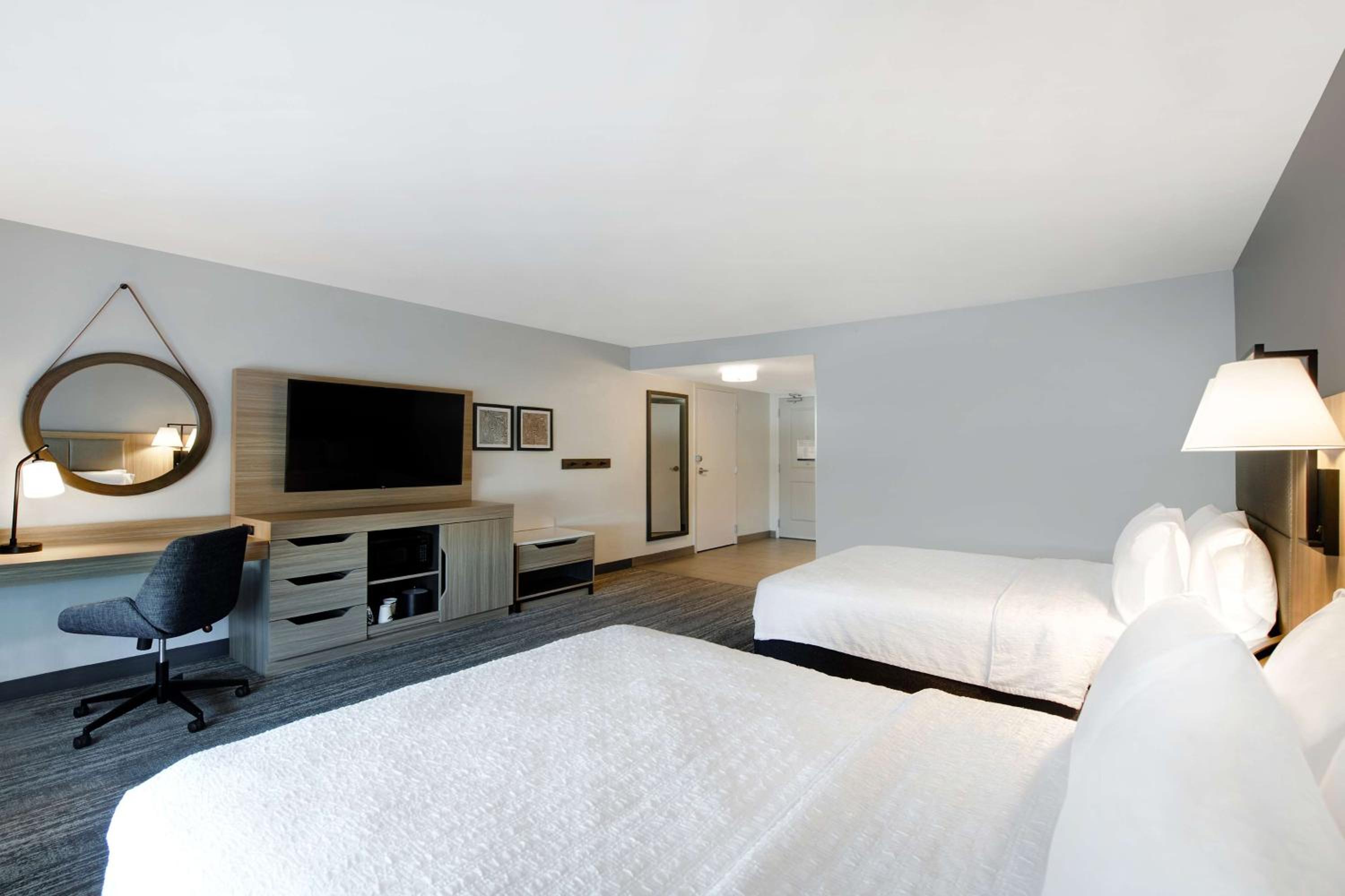 Queen Room with Two Queen Beds - Mobility Access/Non-Smoking - Photo 11