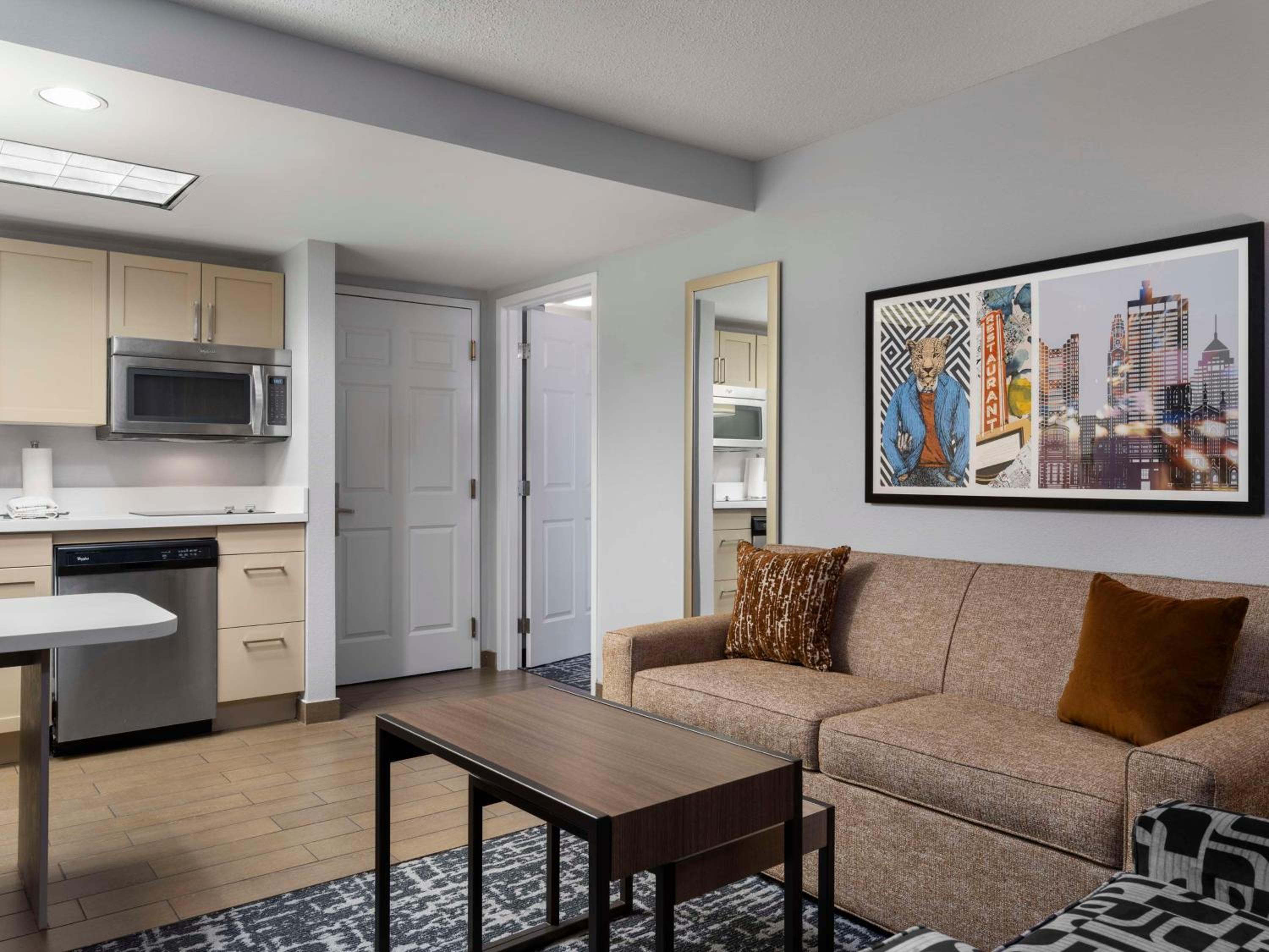 One-Bedroom Queen Suite with Two Queen Beds - Non-Smoking - Photo 6