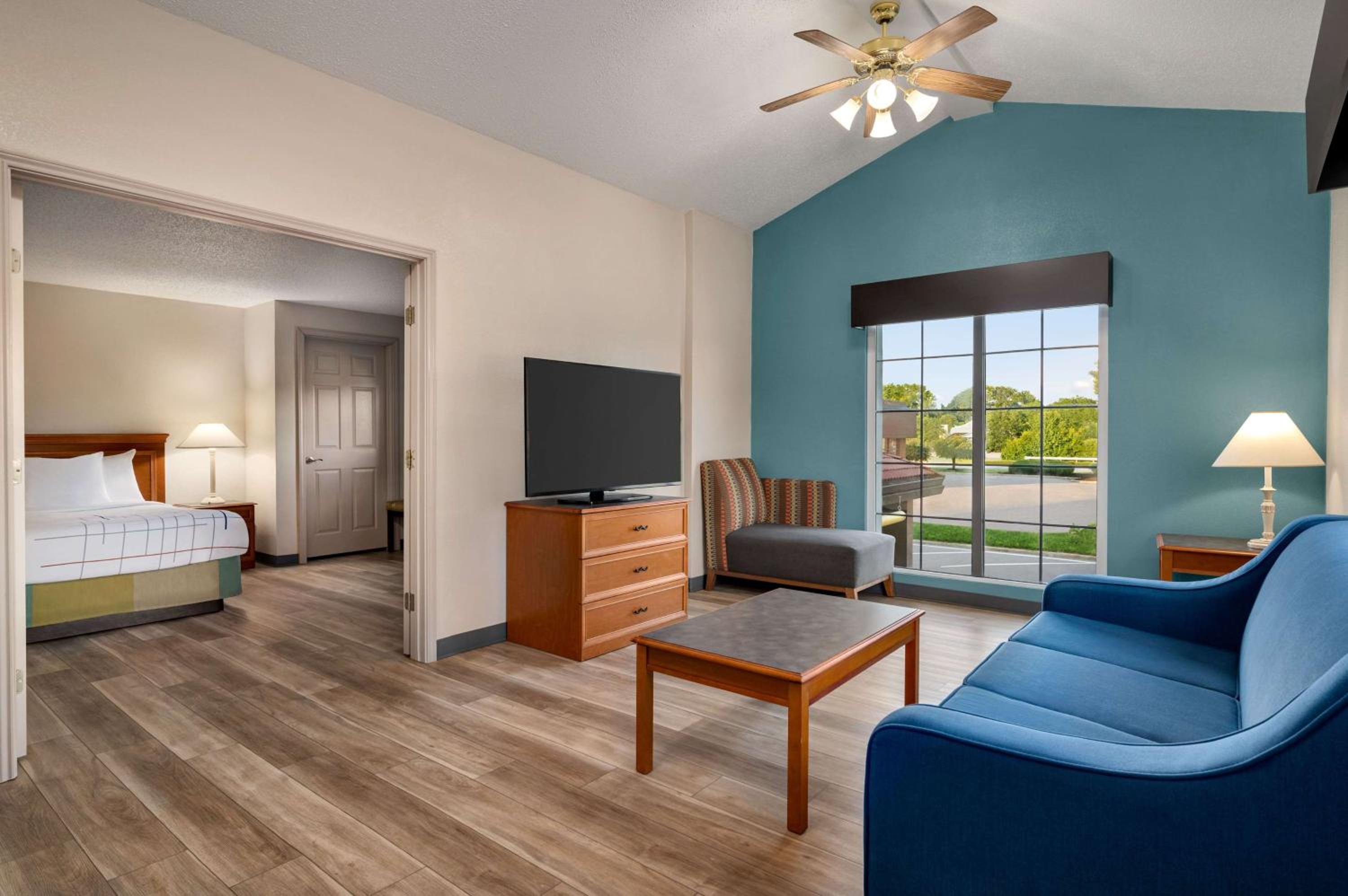 King Suite - Non-Smoking - Photo 1