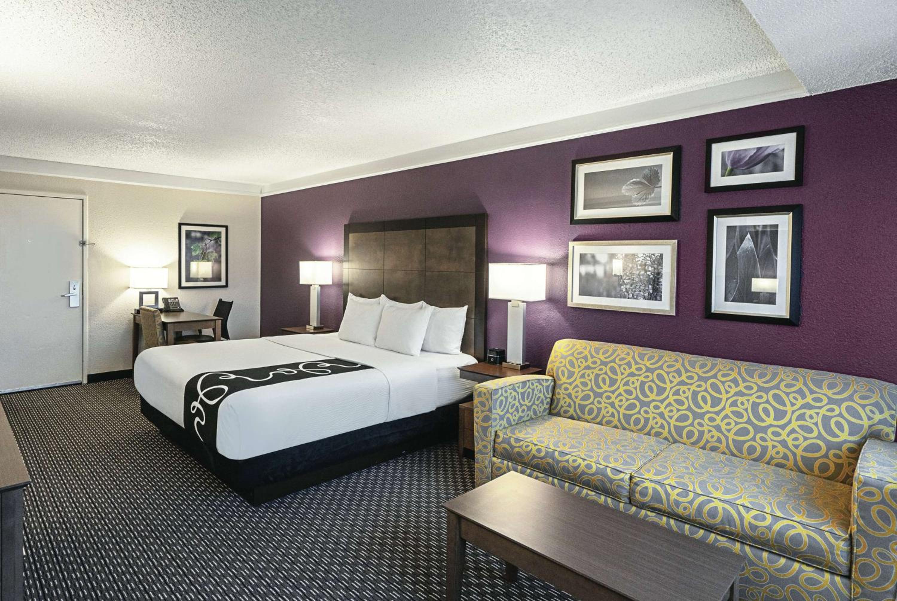 Deluxe King Room - Non-Smoking - Photo 1