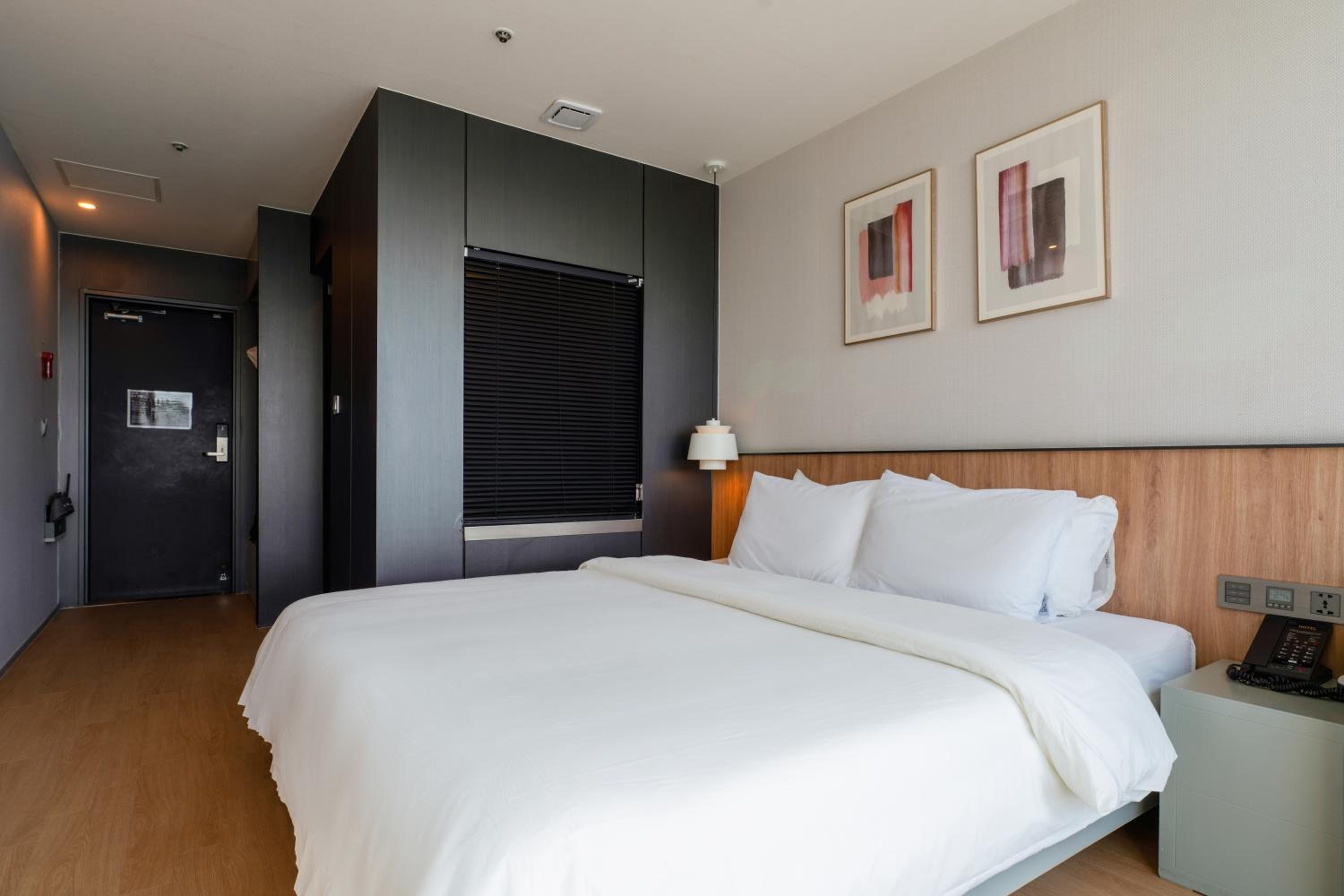 Deluxe Double Room with Sea View - Photo 3