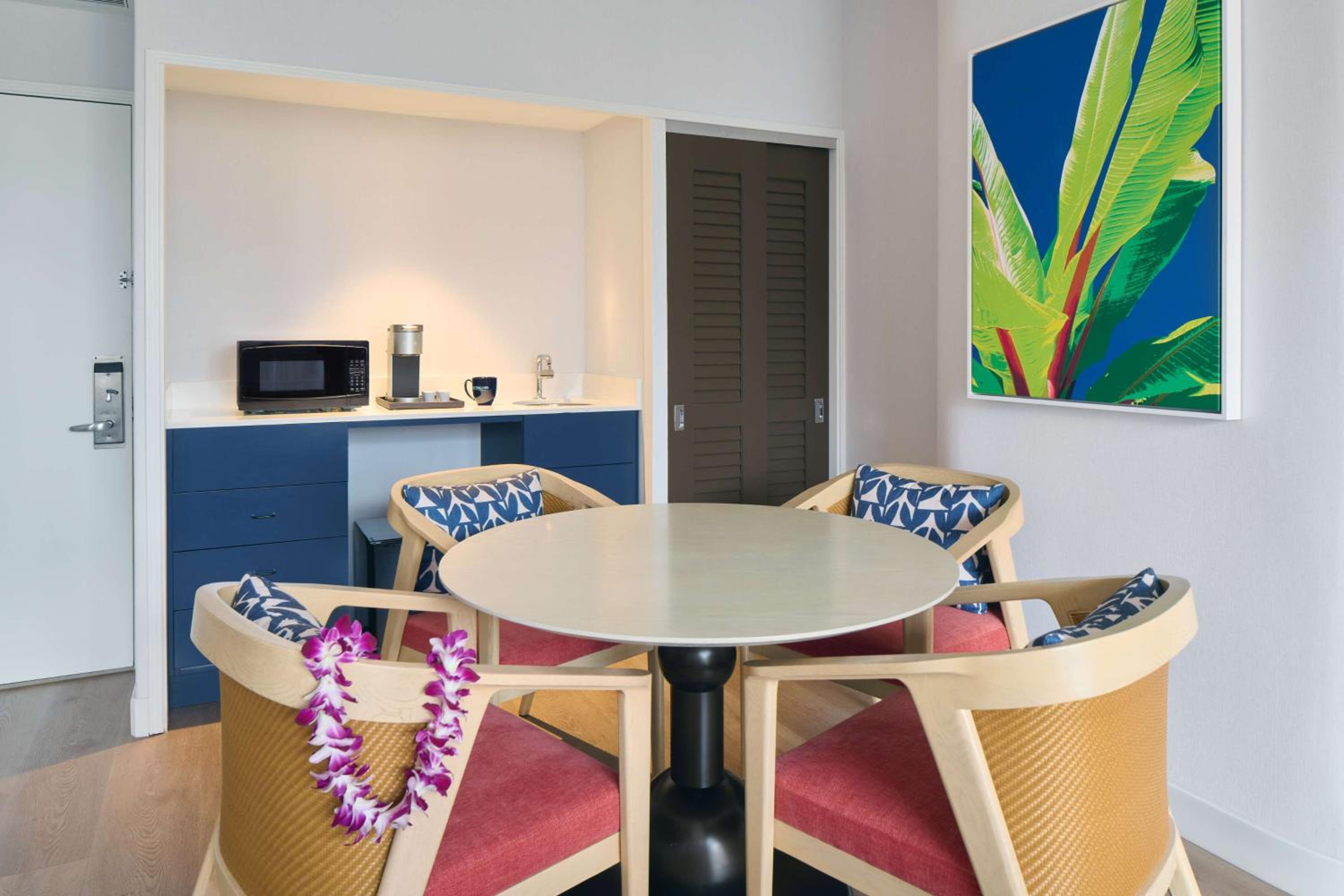 One Bedroom Suite with Partial Ocean View - Photo 5