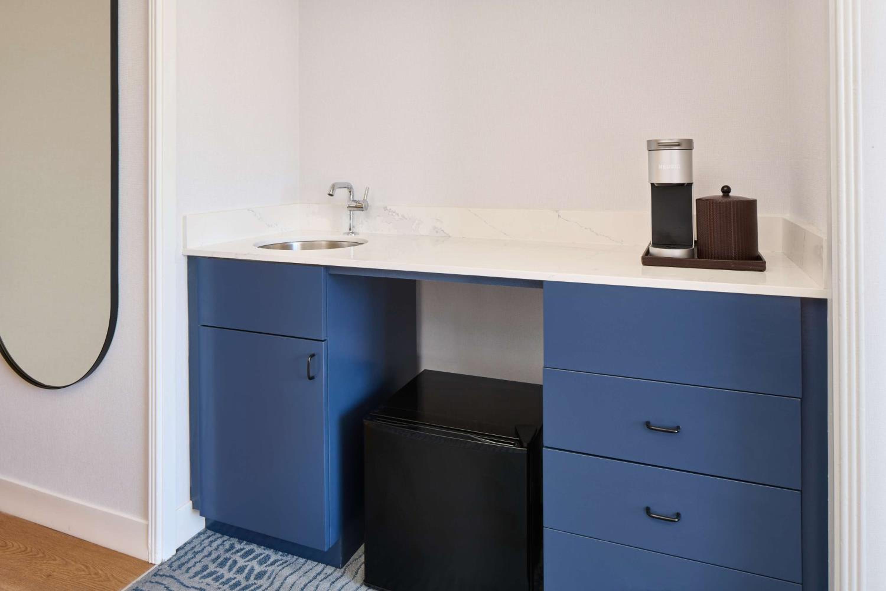 Studio Kitchenette with One King Bed - Photo 5