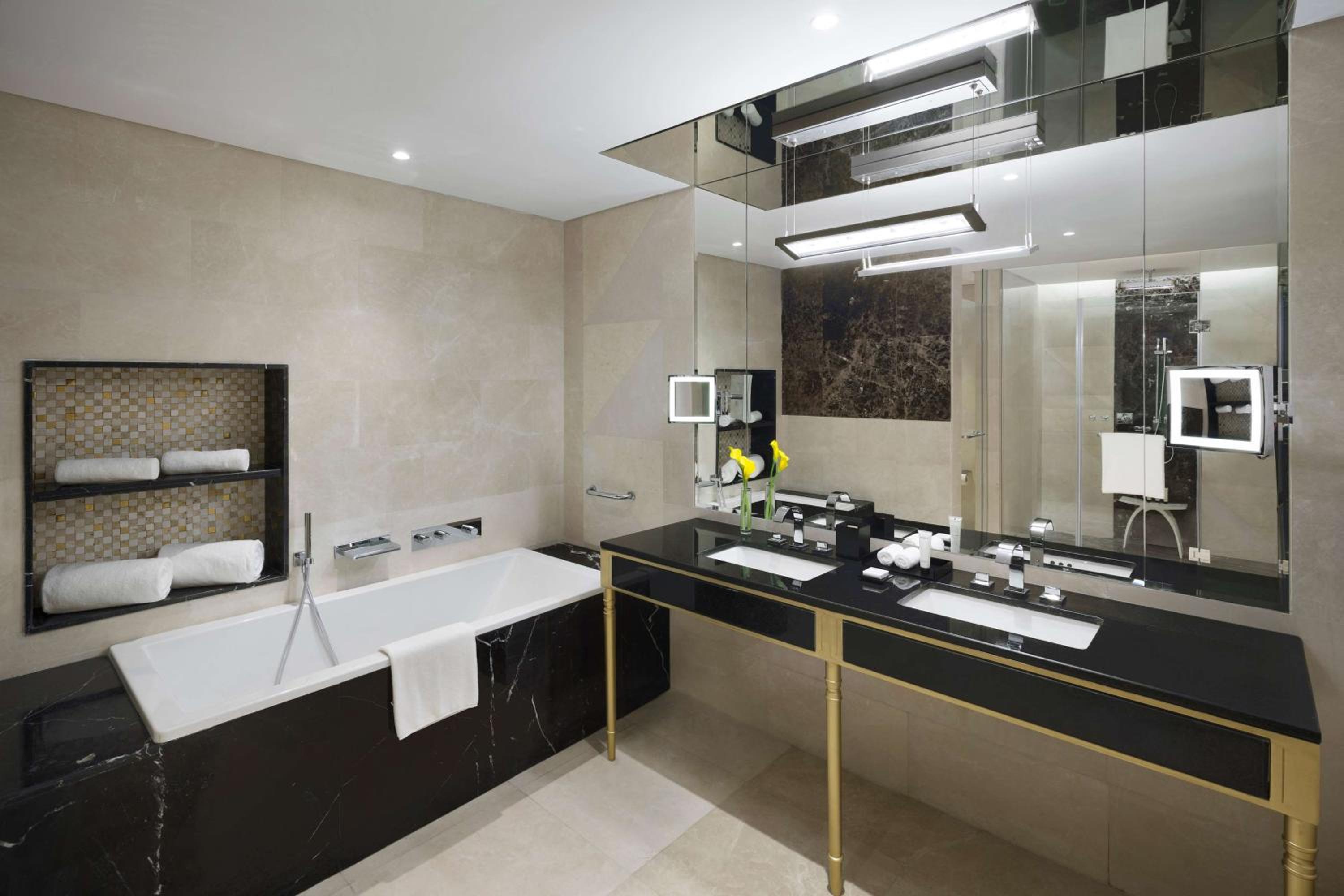 Diplomat Suite - Photo 6