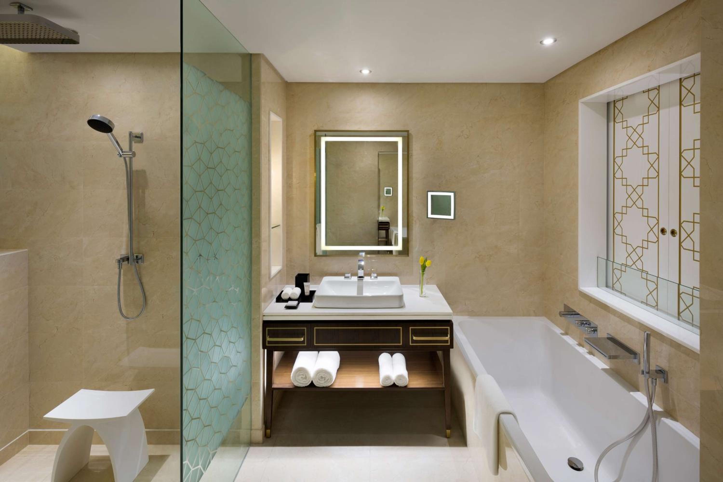 Twin Room with City View - Photo 3