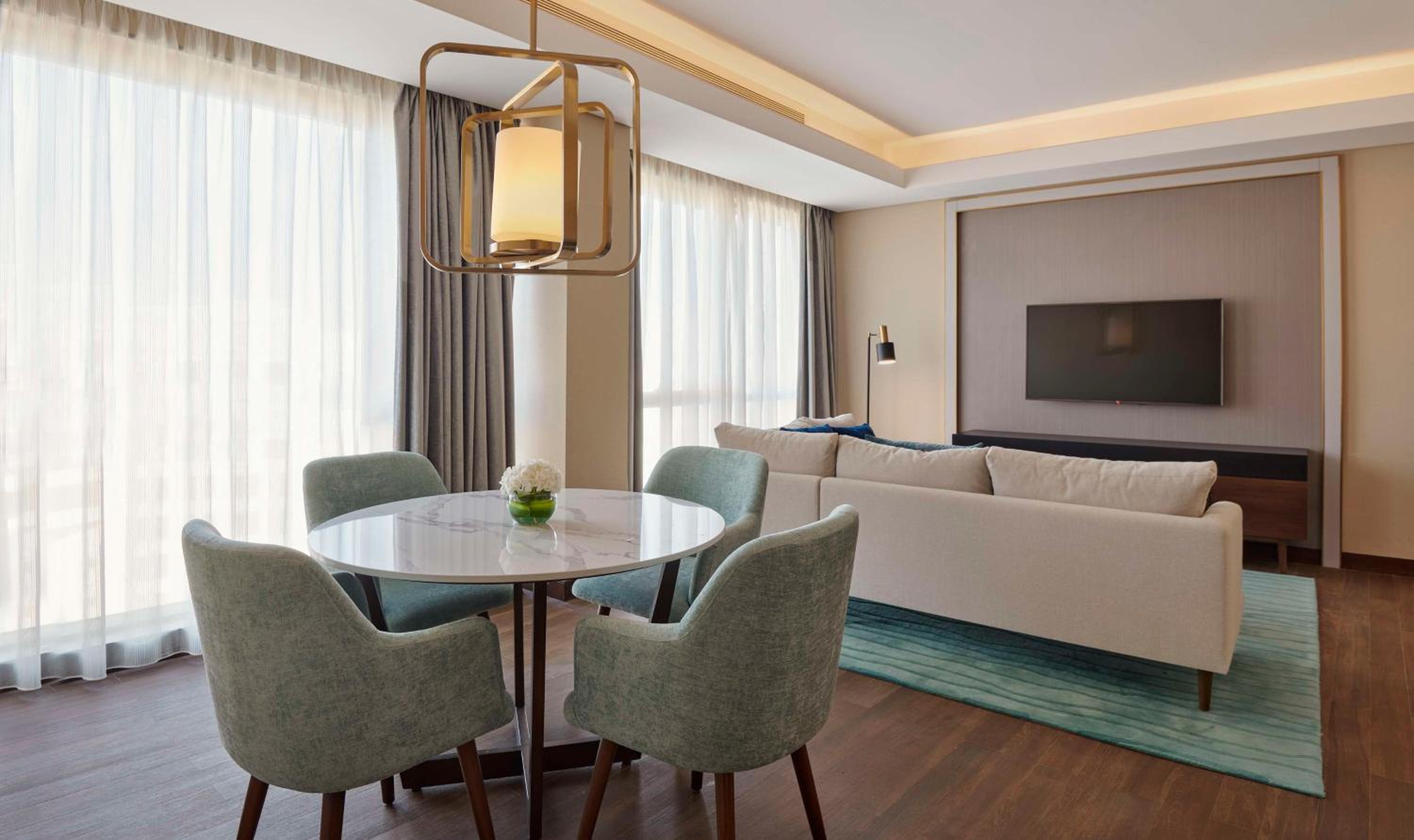 Deluxe One-Bedroom Apartment - Photo 3