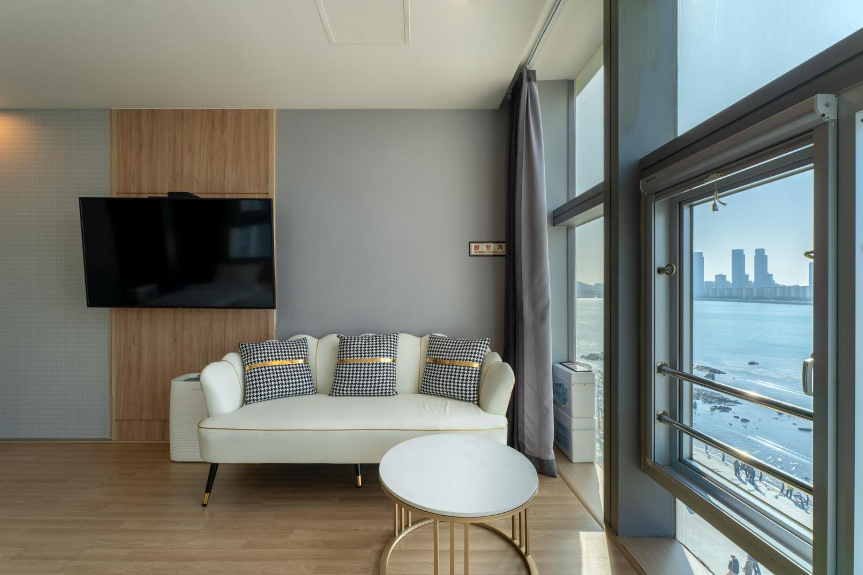 Deluxe Twin Room with Sea View - Photo 7