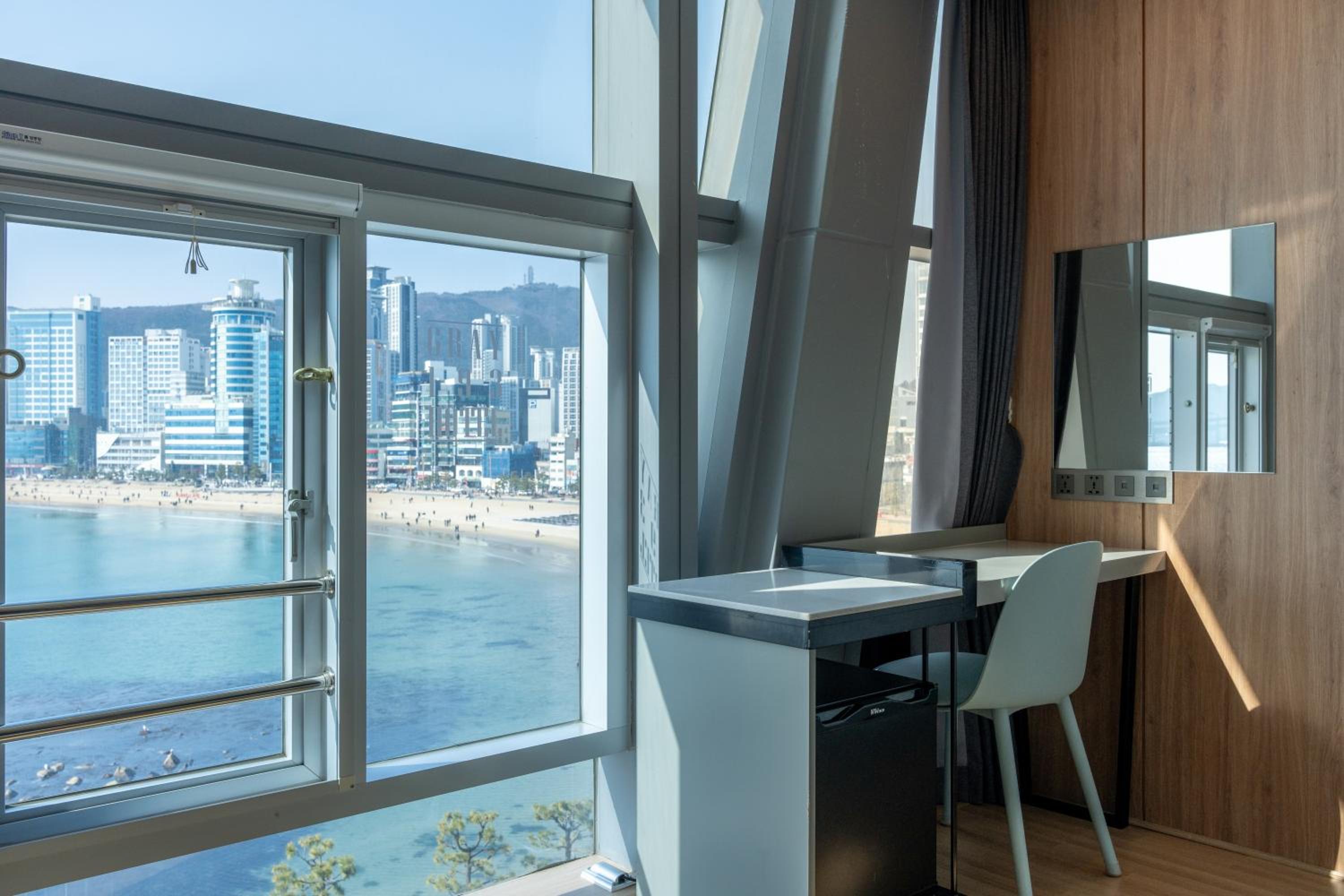 Deluxe Twin Room with Sea View - Photo 3