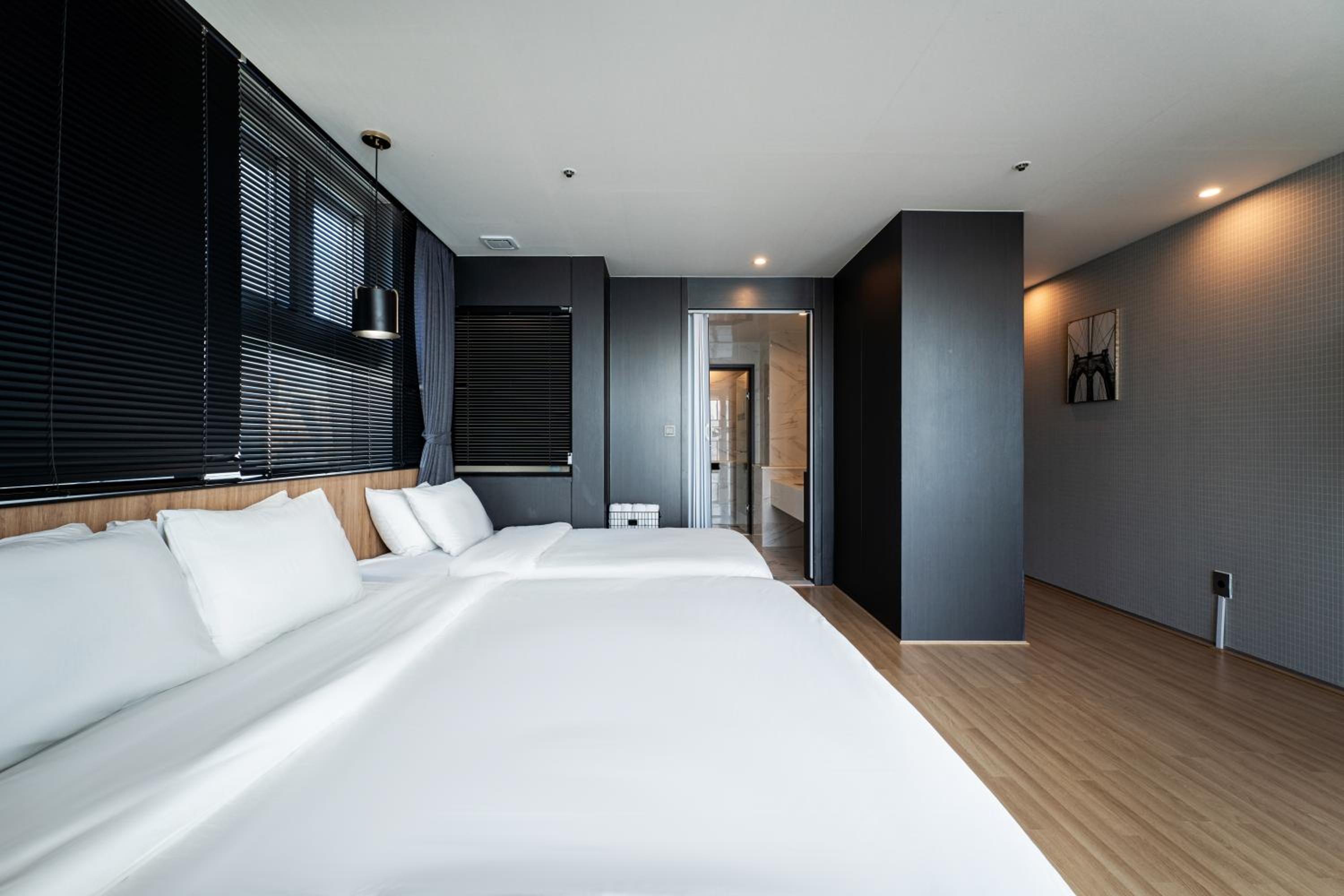 Deluxe Twin Room with Sea View - Photo 2
