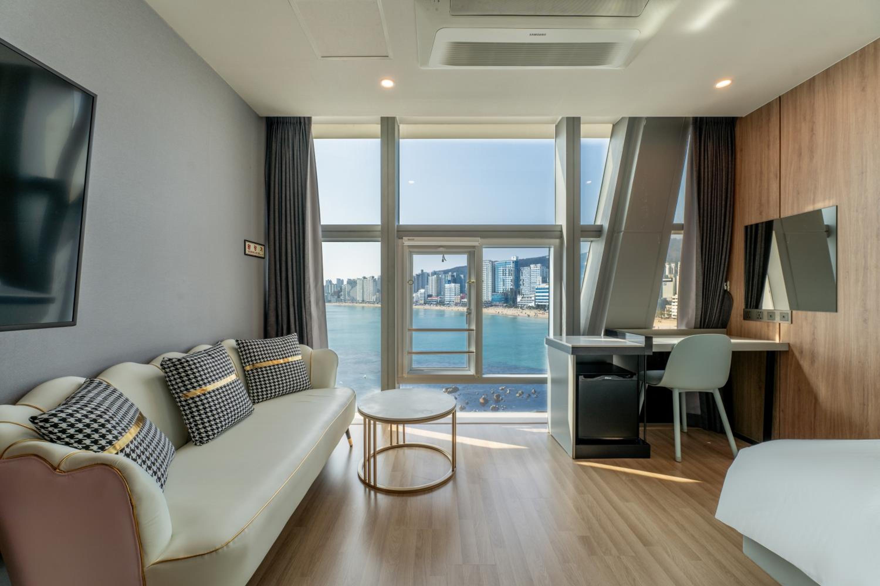 Deluxe Twin Room with Sea View - Photo 6