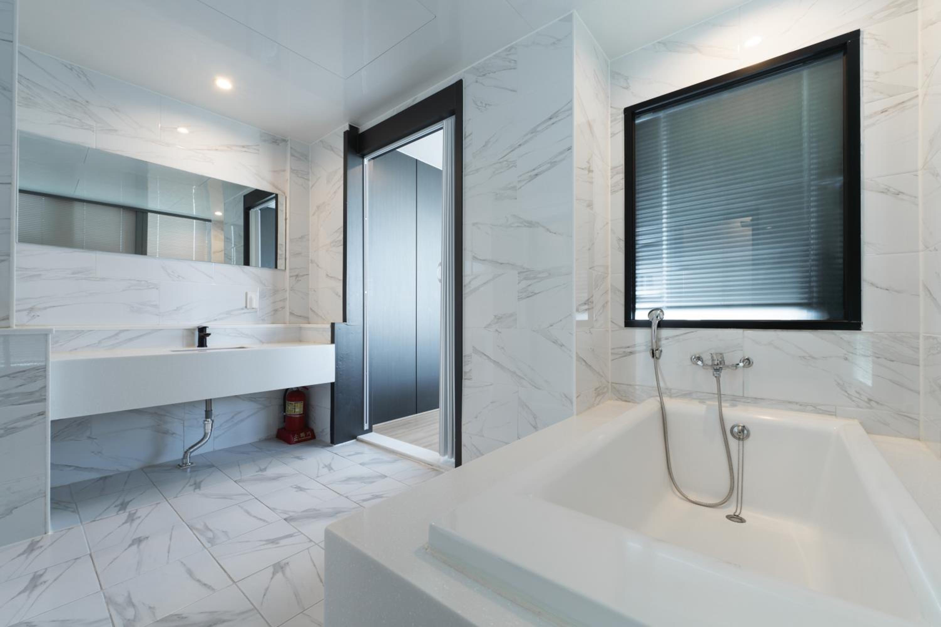 Deluxe Twin Room with Sea View - Photo 4