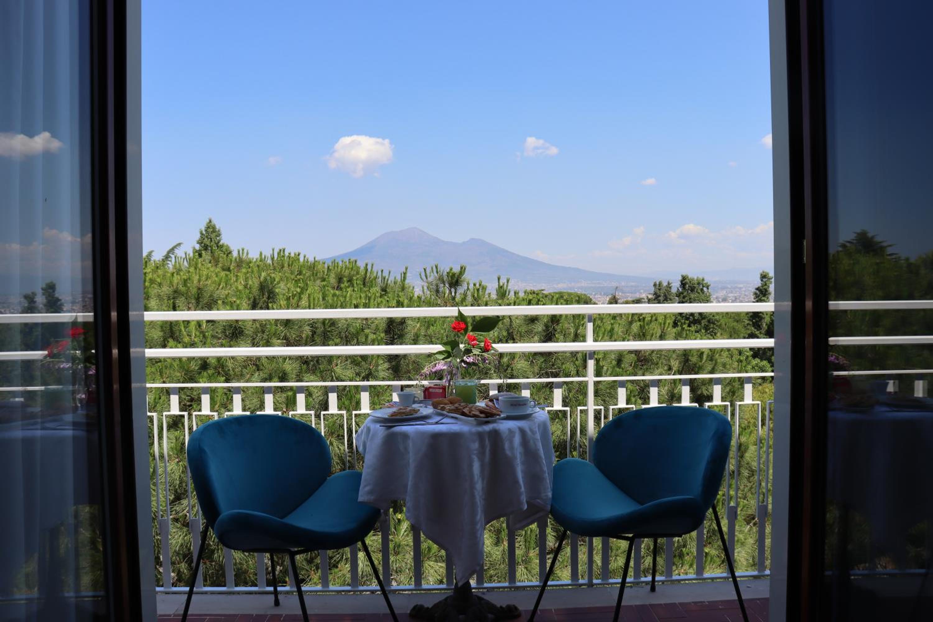 Deluxe Double Room with Sea View - Photo 3
