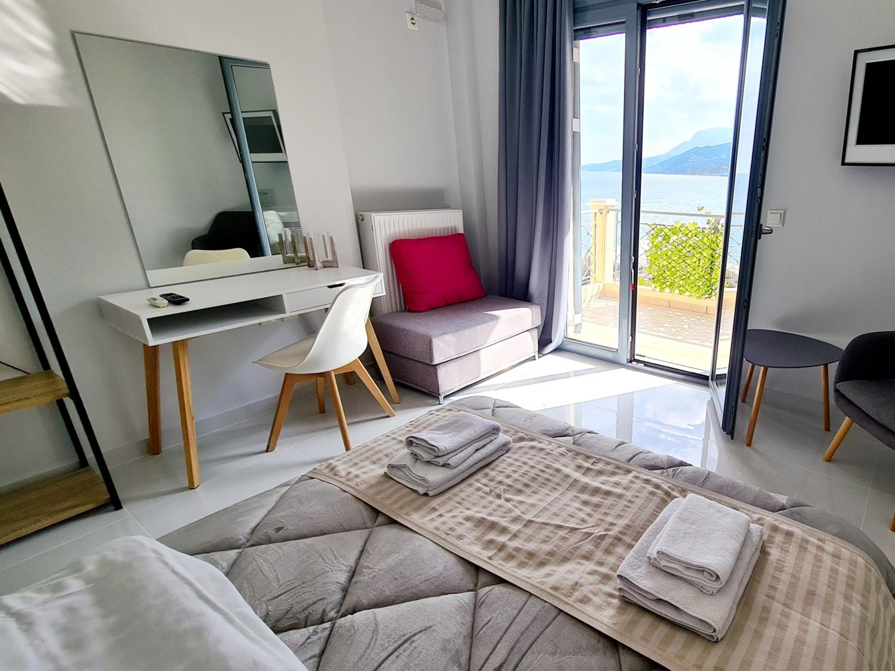 Deluxe Double Room with Side Sea View