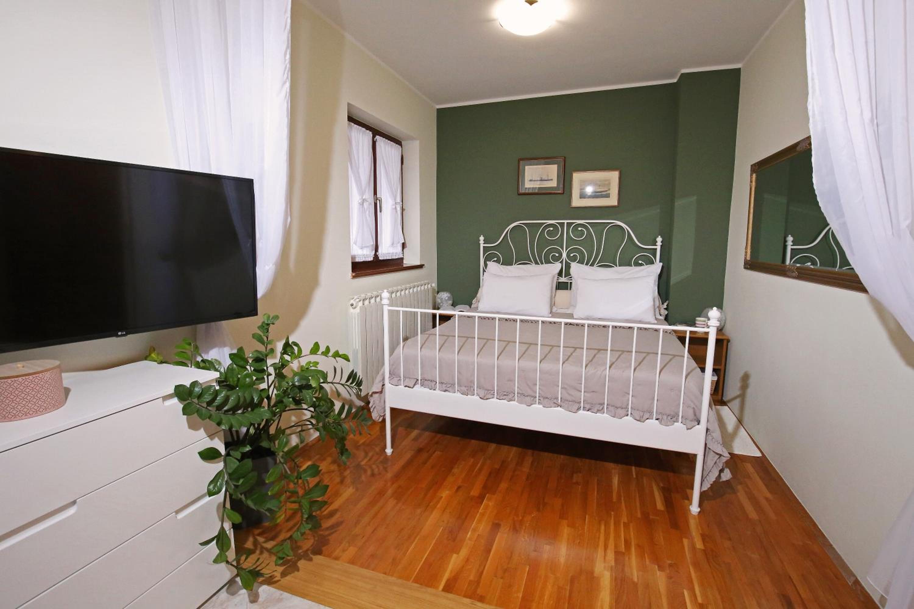 One-Bedroom Apartment with Balcony