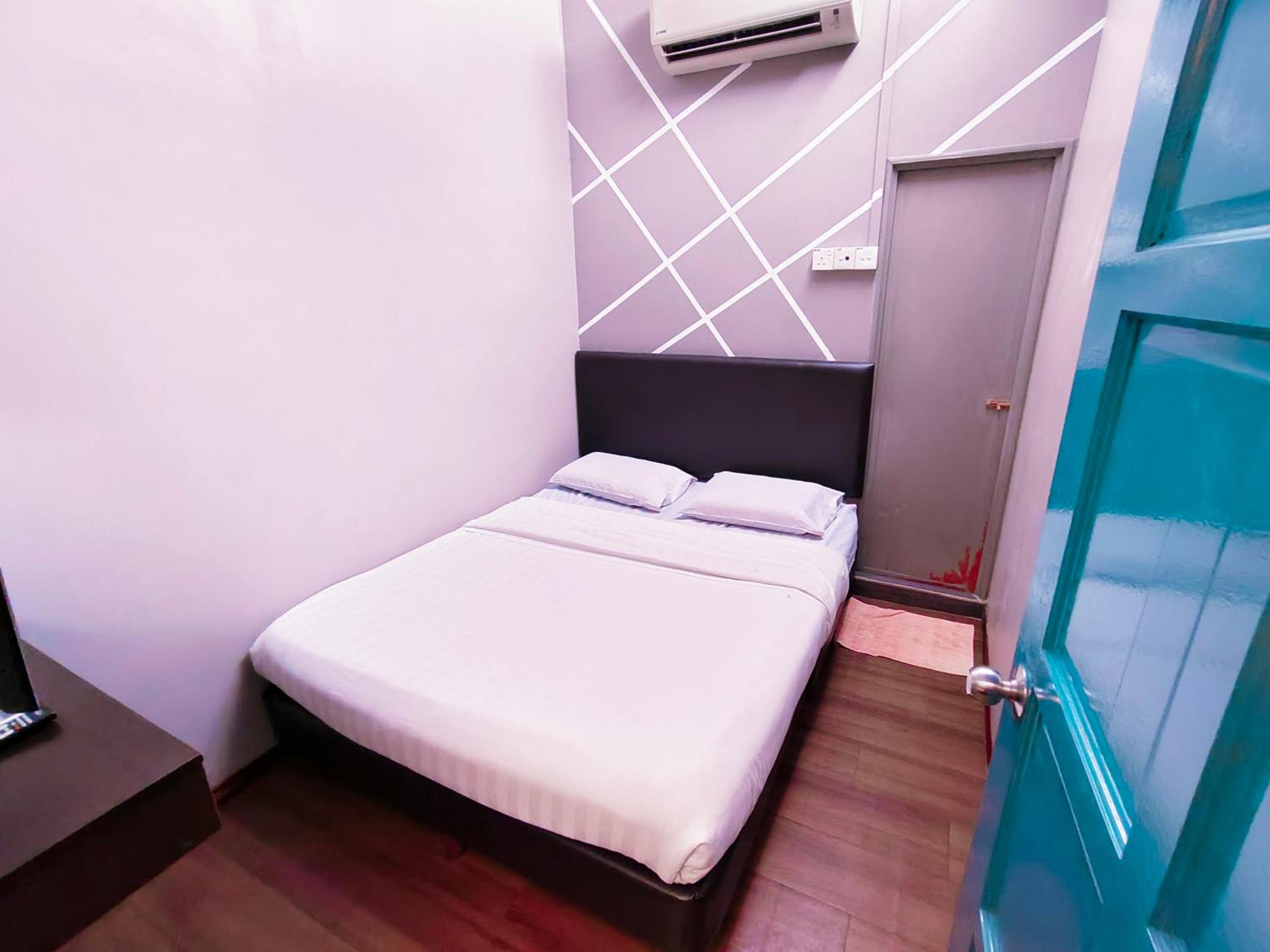 Double Room With Private Bathroom - Photo 1