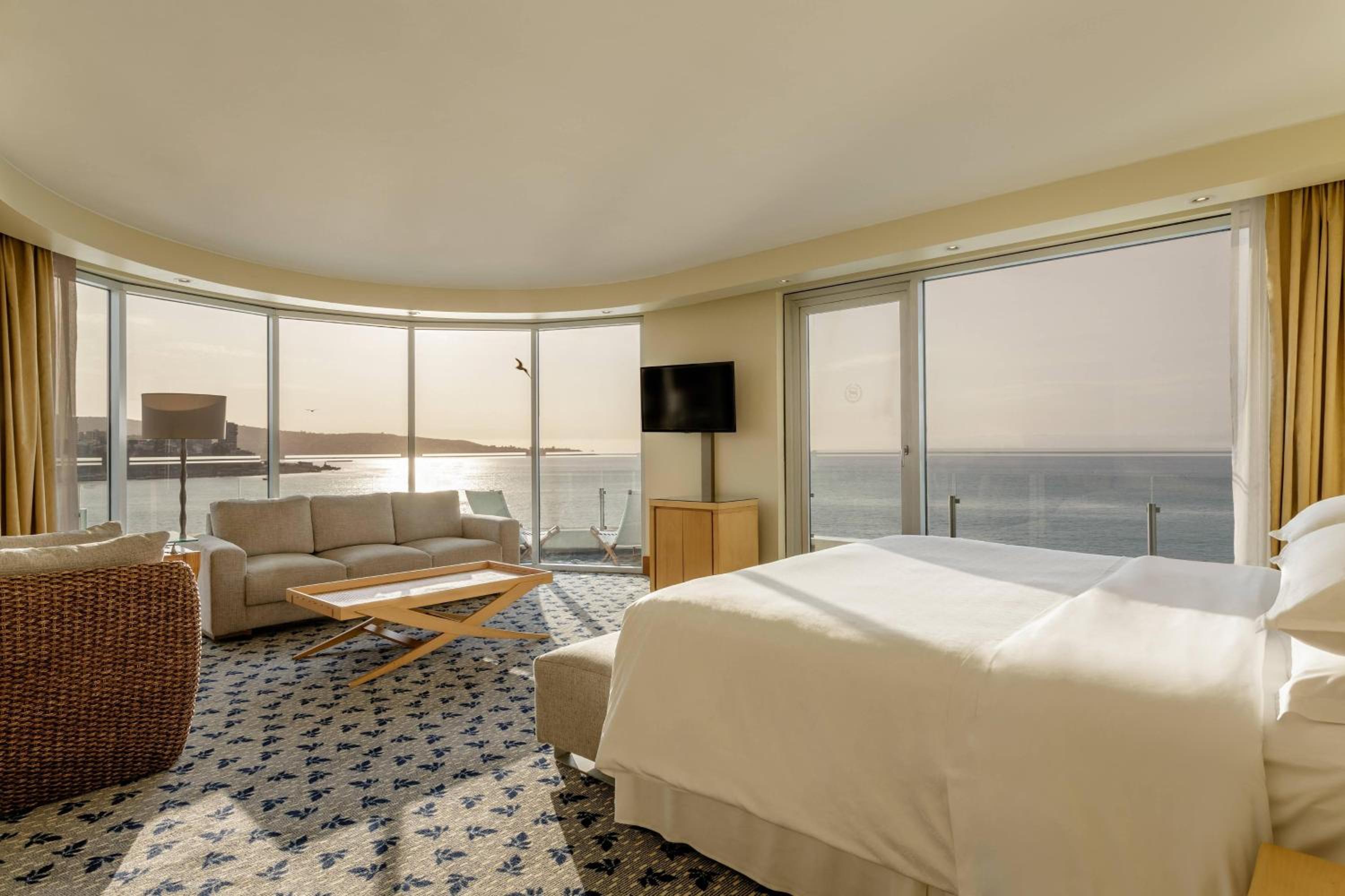Suite Deluxe, Suite, 1 King, Oceanfront photo 2
