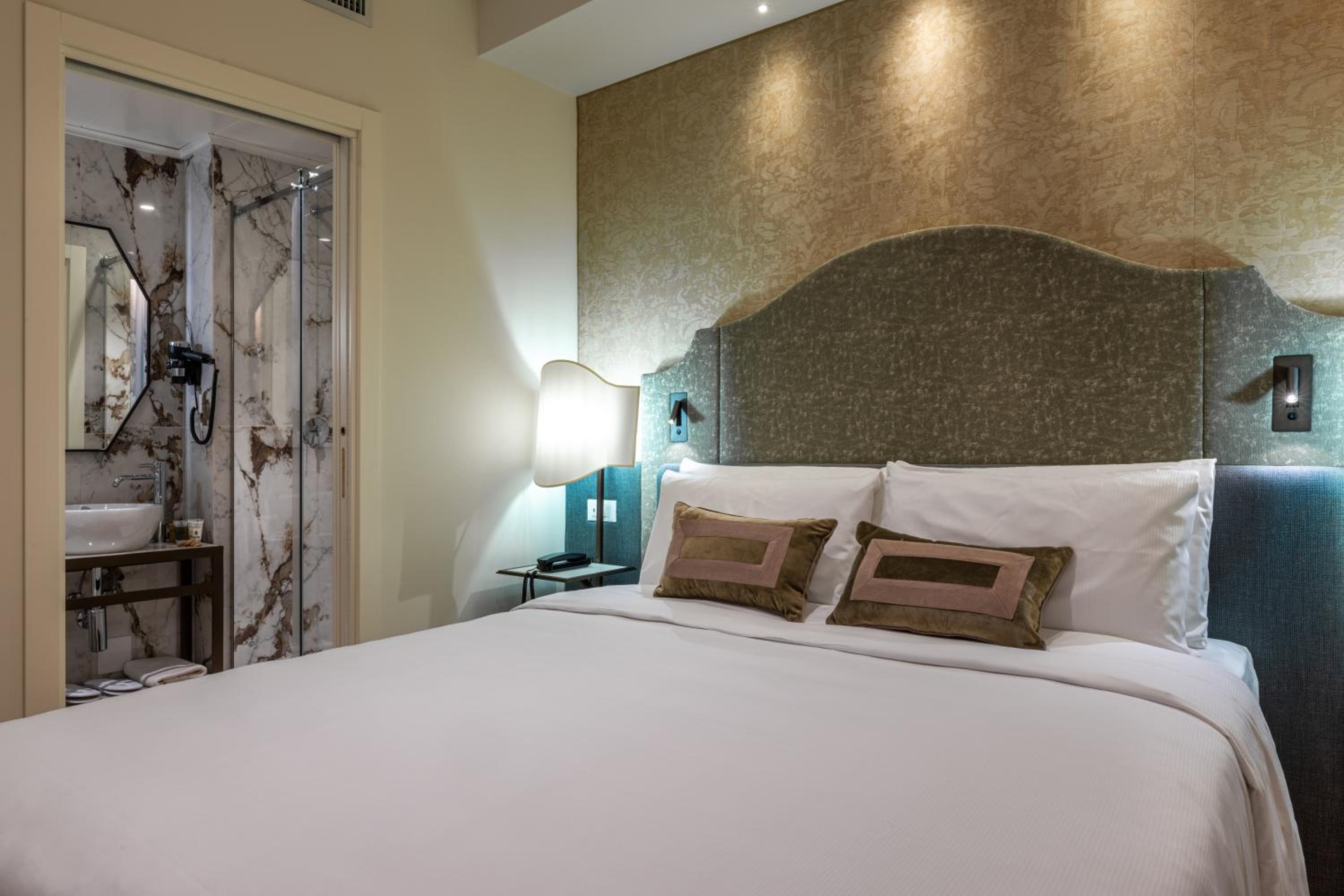 Deluxe Double Room with Balcony photo 3