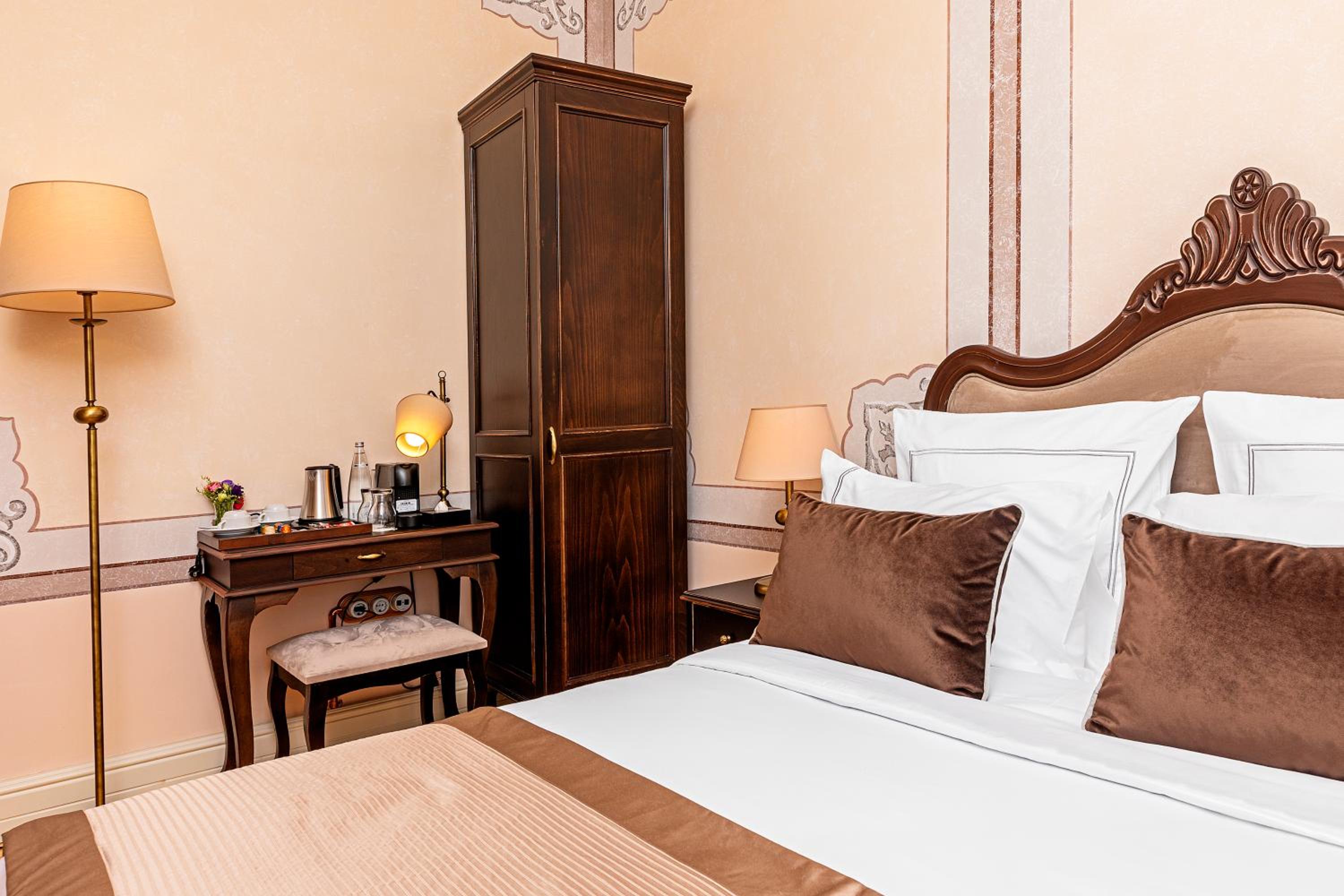 Deluxe Double Room with City View photo 2