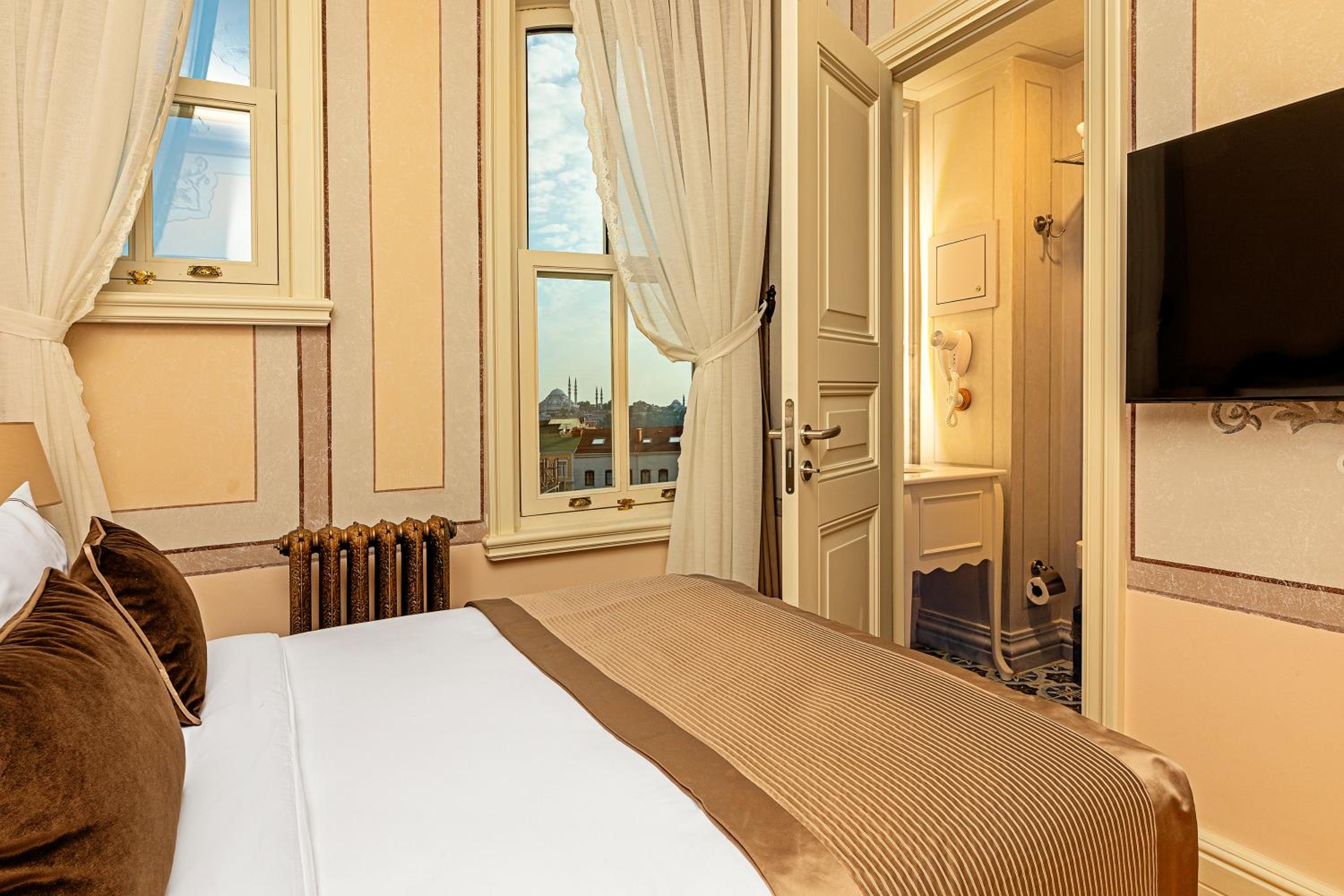 Deluxe Double Room with City View photo 3