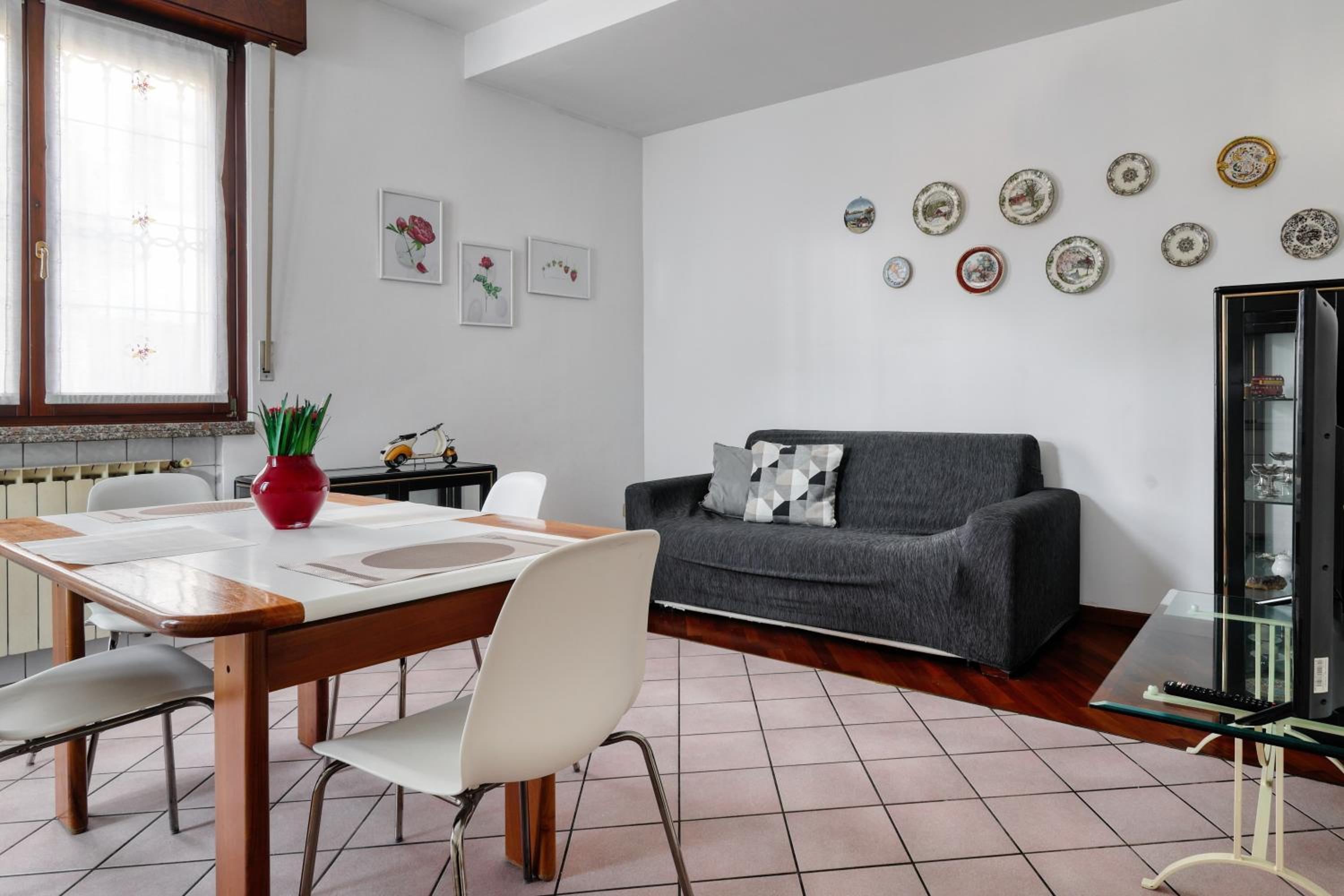 One-Bedroom Apartment photo 1