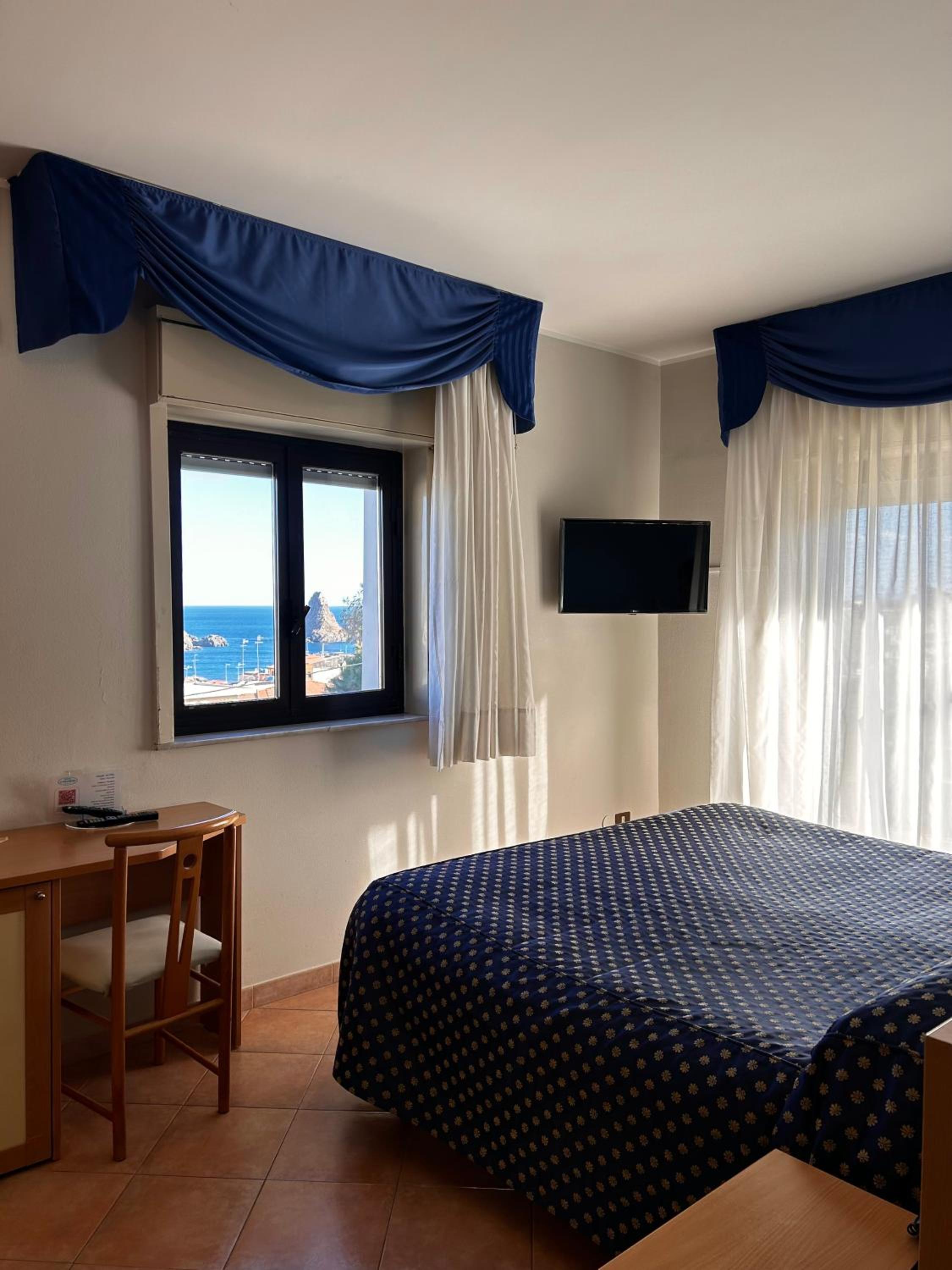 Double or Twin Room with Sea View - Photo 3