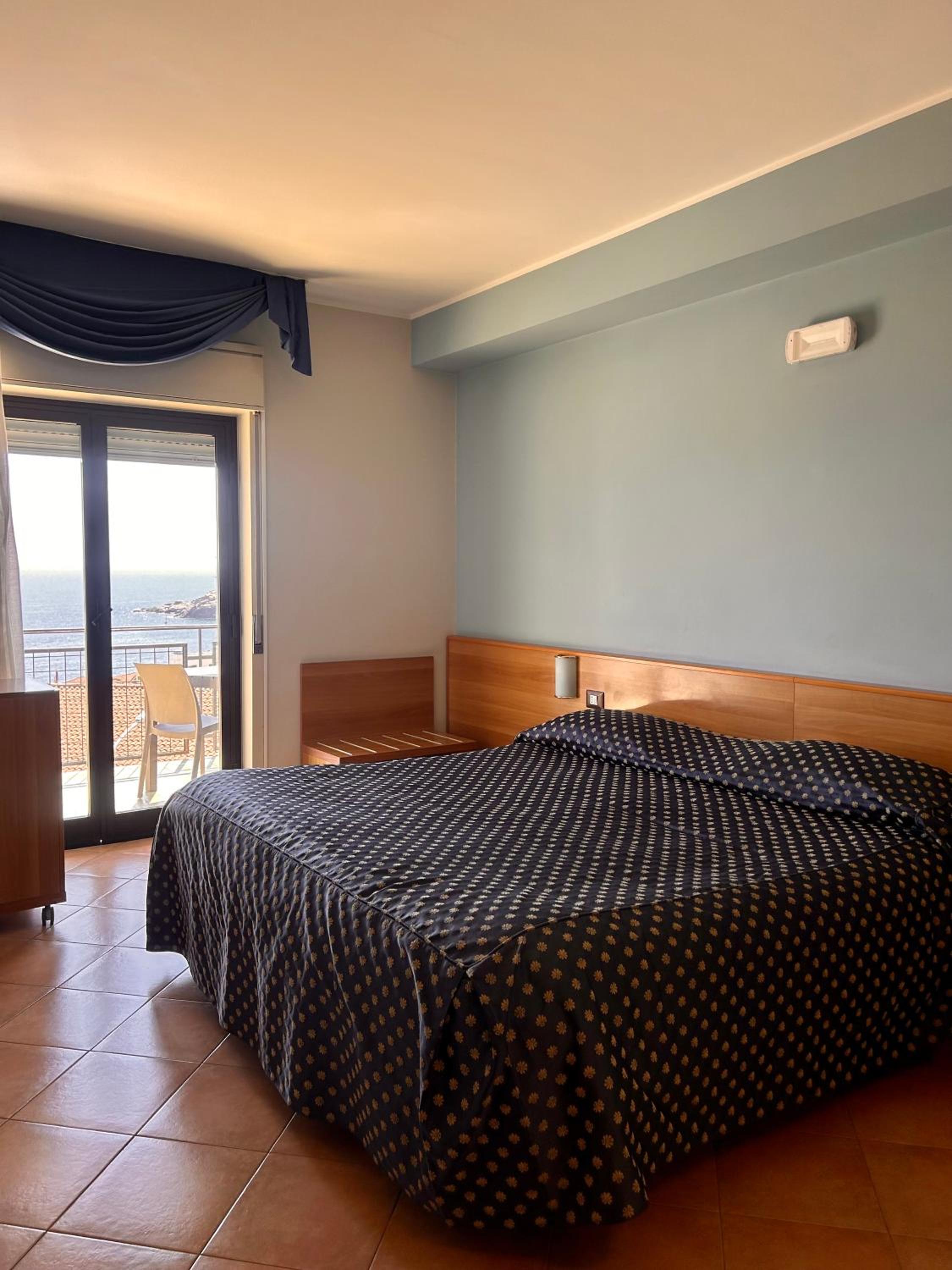Double or Twin Room with Sea View - Photo 1