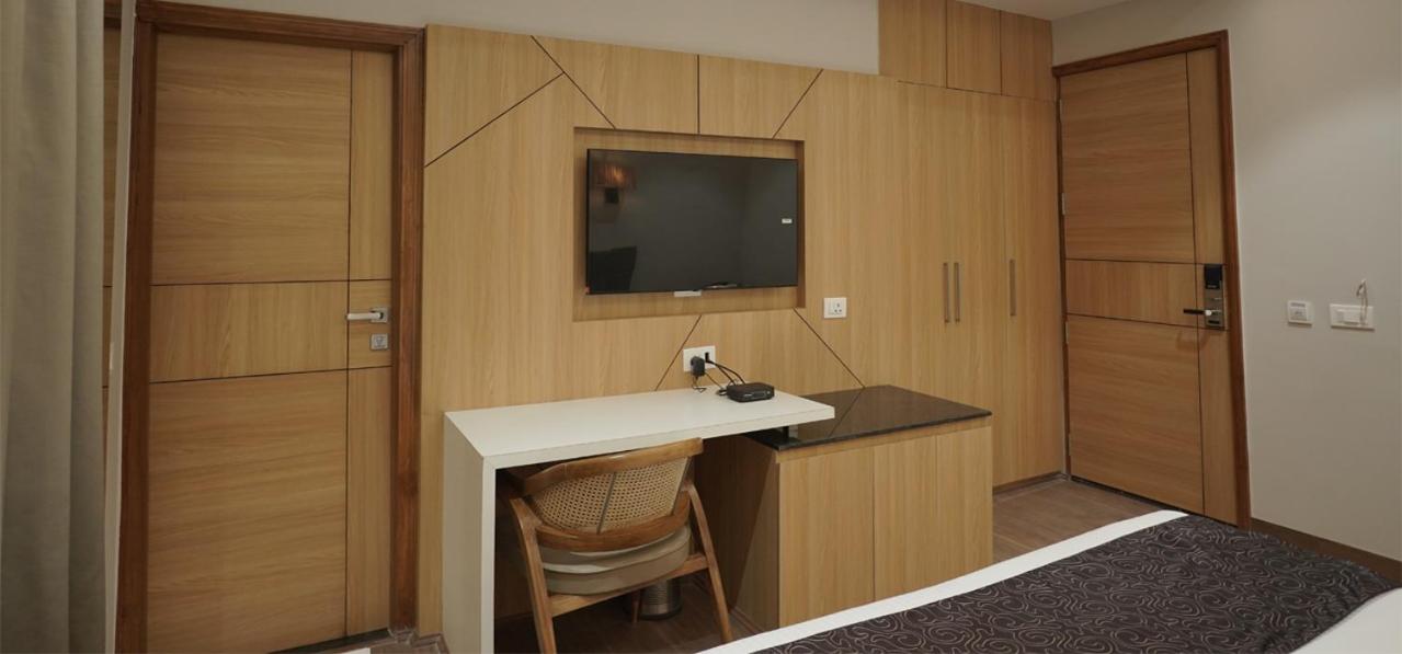 Deluxe Room - Photo 5