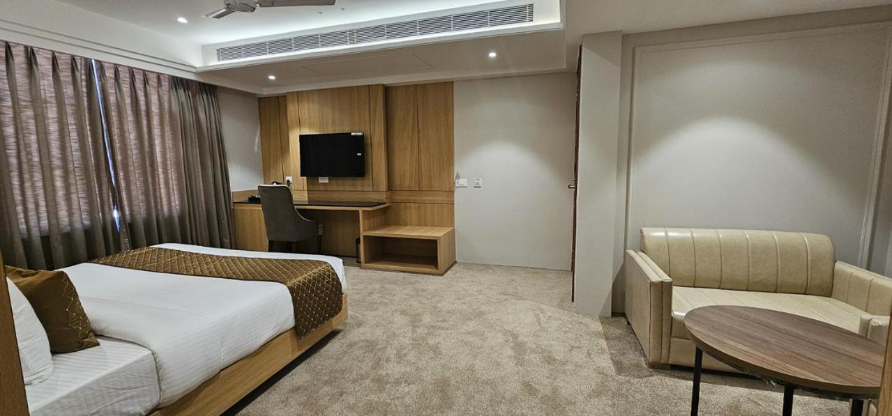 Suite - Photo 1