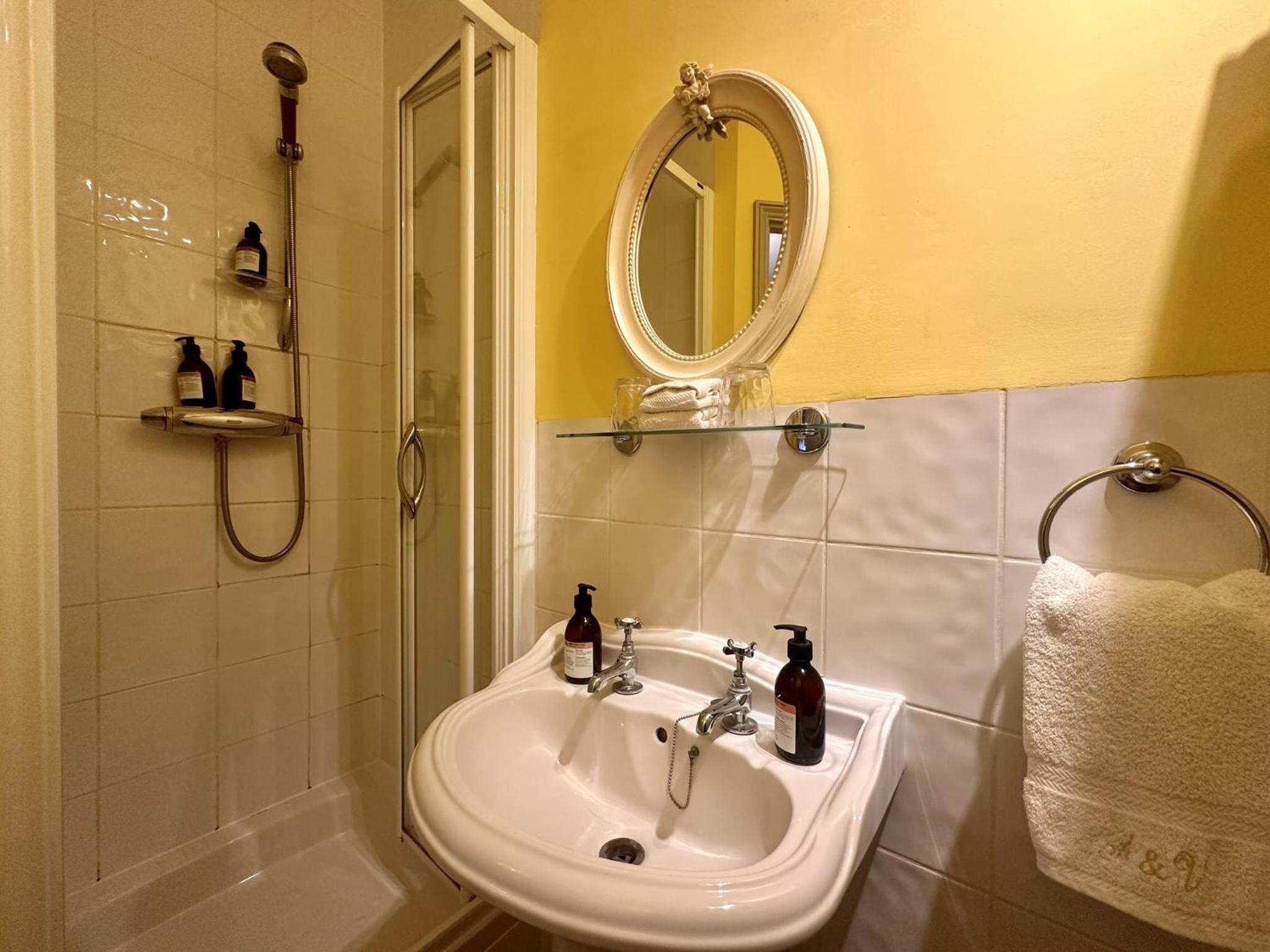 Standard Double Room - Photo 5